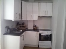 Åpen kjøkkenløsning mot spisestue og stue Galleribilde