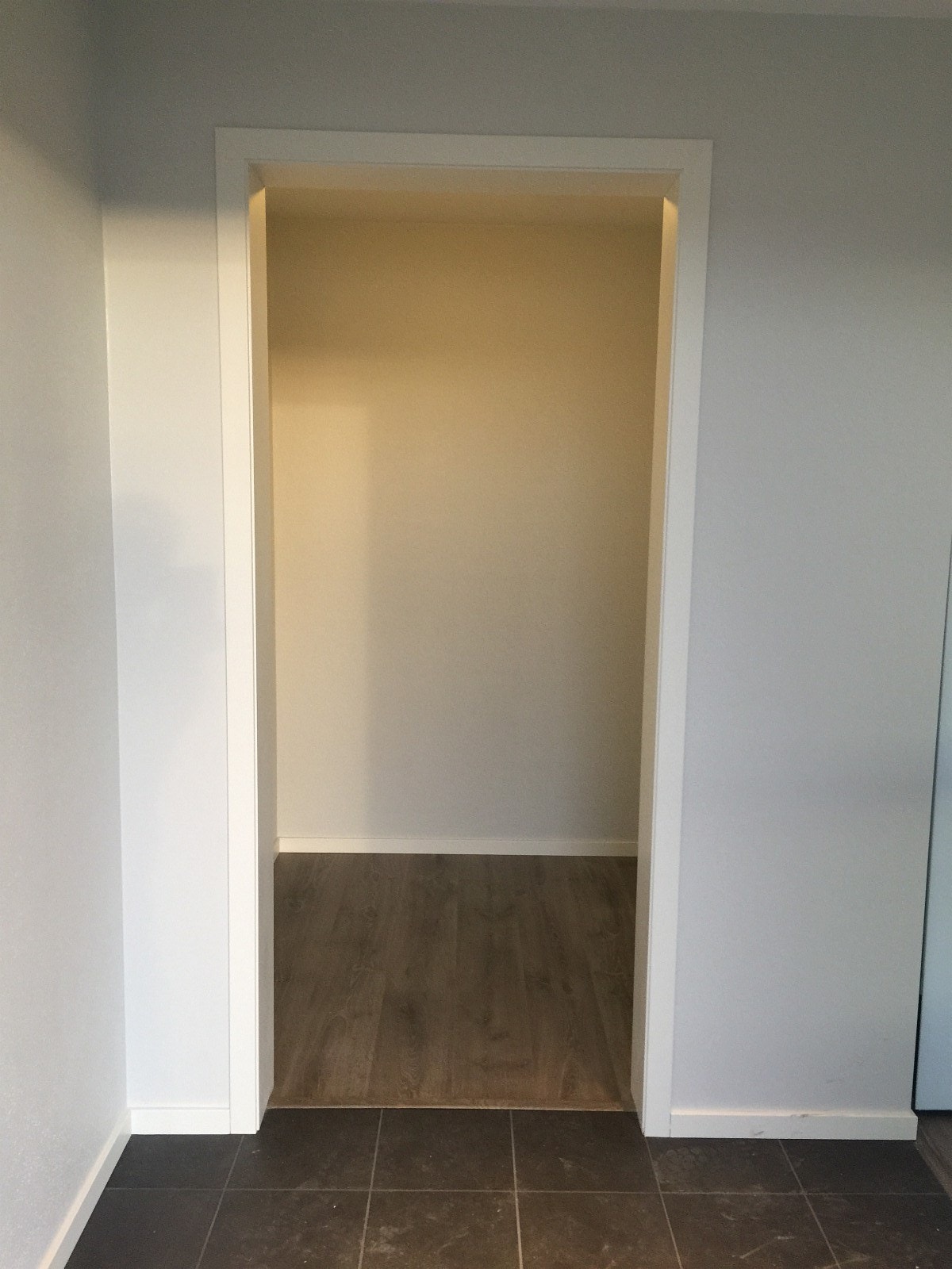 Fra inngangsdør og inn mot "bod" / oppbevaring / klesrom Galleribilde