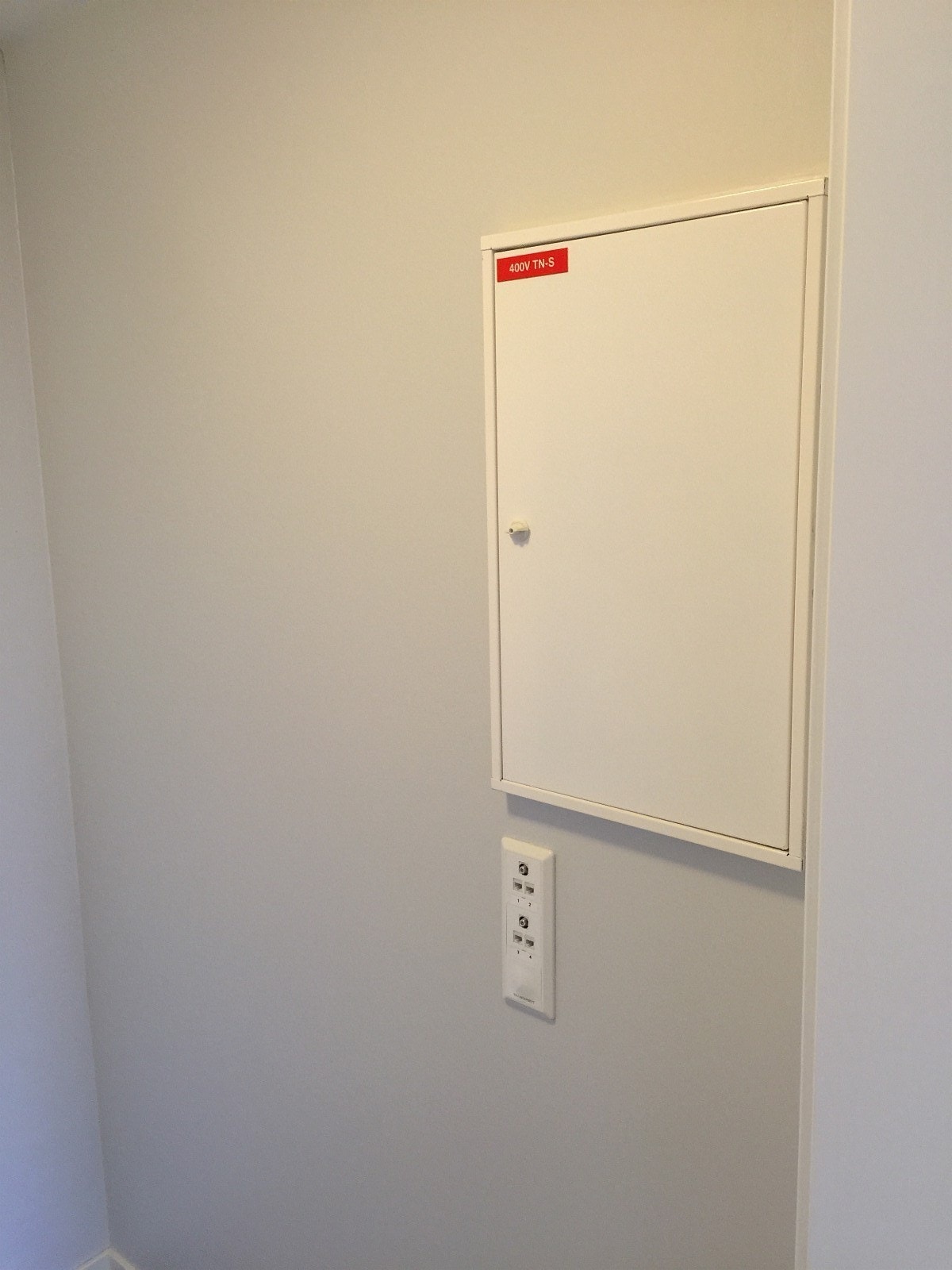 Eget sikringskap og modem/ruter Galleribilde