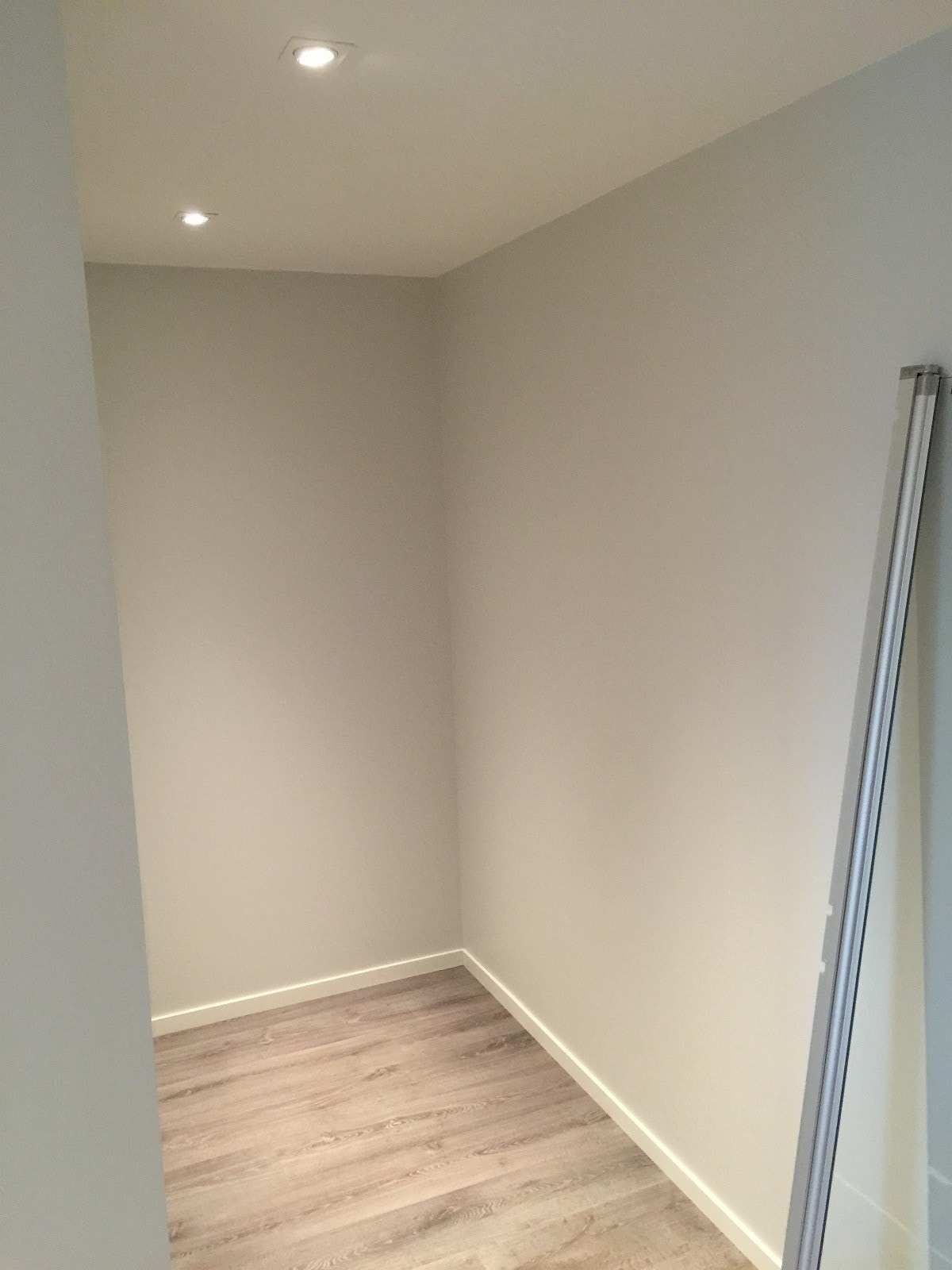 Walkin garderobe. Her står 1 dobbeltskap Galleribilde