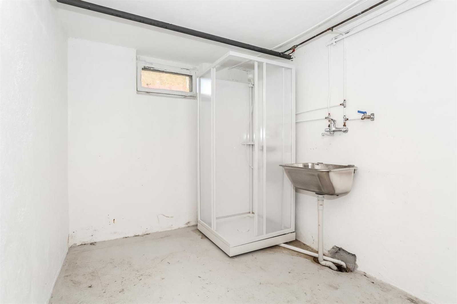 Kjeller med opplegg for vaskemaskin og dusjkabinett i nr. 16. Galleribilde