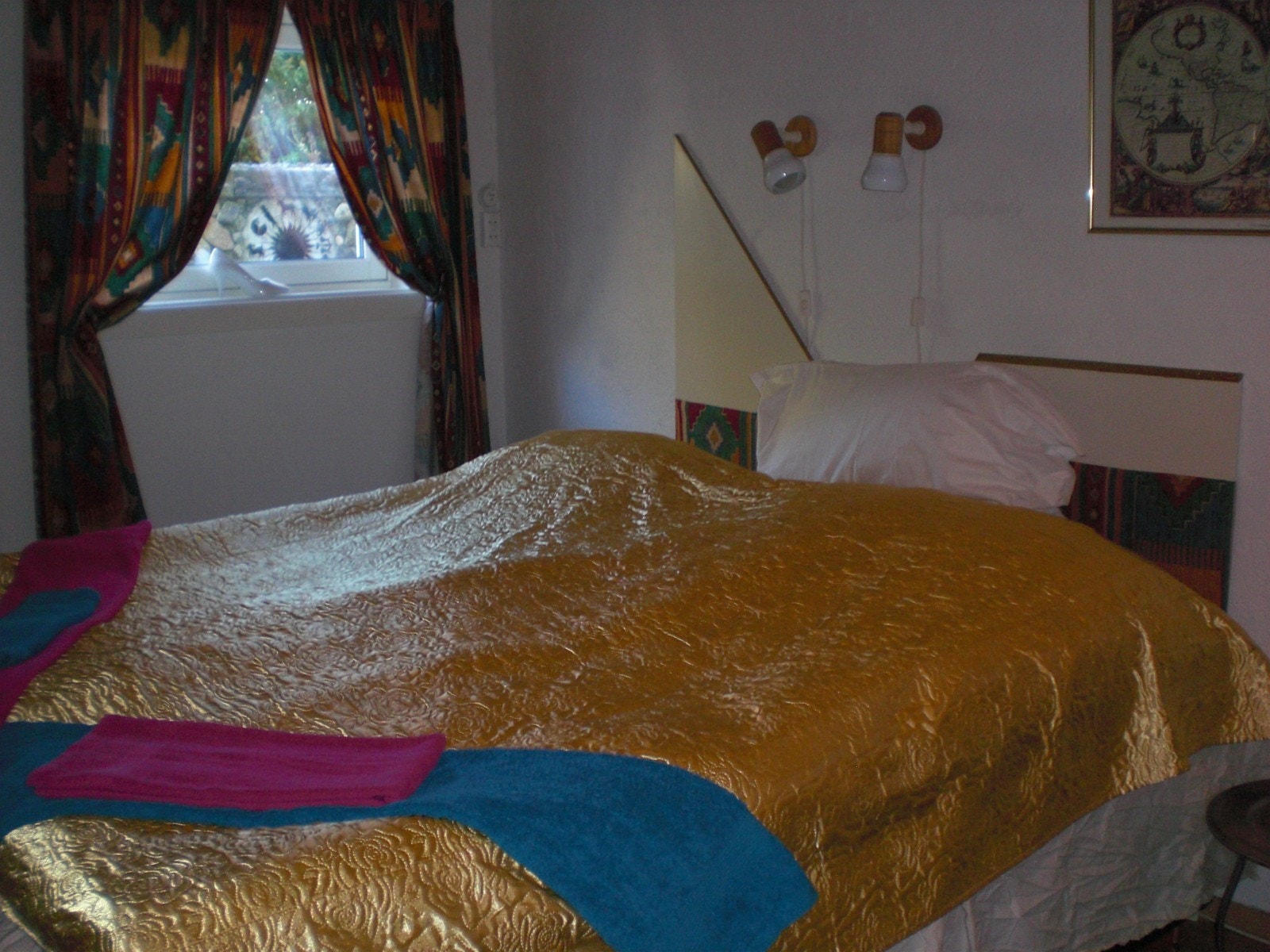 Stort soverom med dobbelseng. Kan enkelt omgjøres til to enkeltsenger Galleribilde