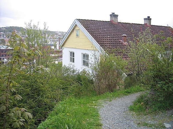 Gangvei fra garasje mot Syd Galleribilde