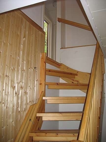 Trapp sokkel opp til hovedetasje Galleribilde