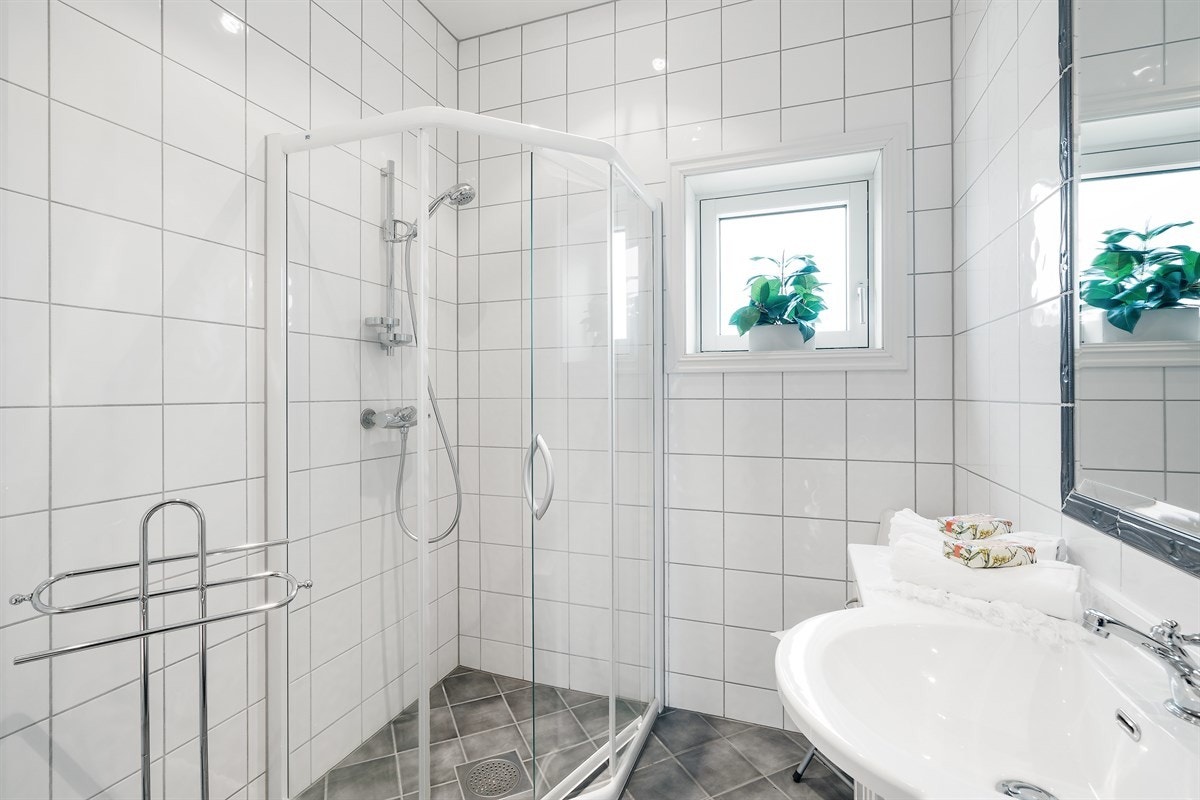 Det er 2 bad i leiligheten, samt et ekstratoalett og separat vaskerom. Galleribilde