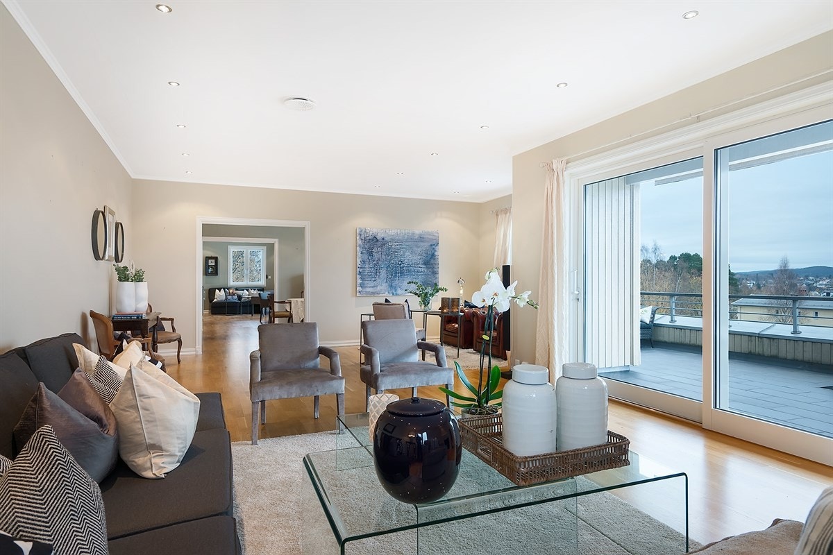 I stuen er det skyvedører med utgang til balkongen. Galleribilde