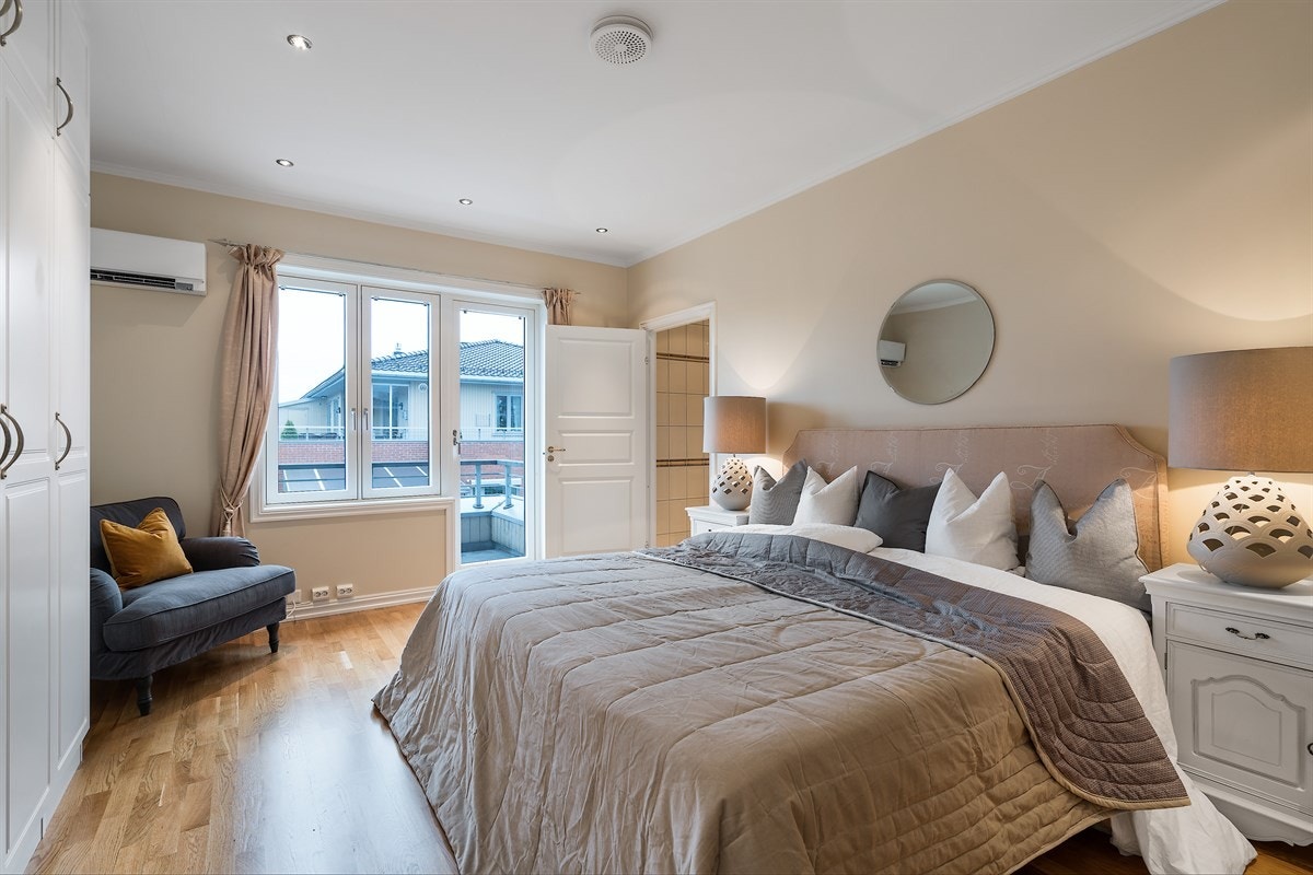 Hovedsoverom med utgang til balkong. Galleribilde