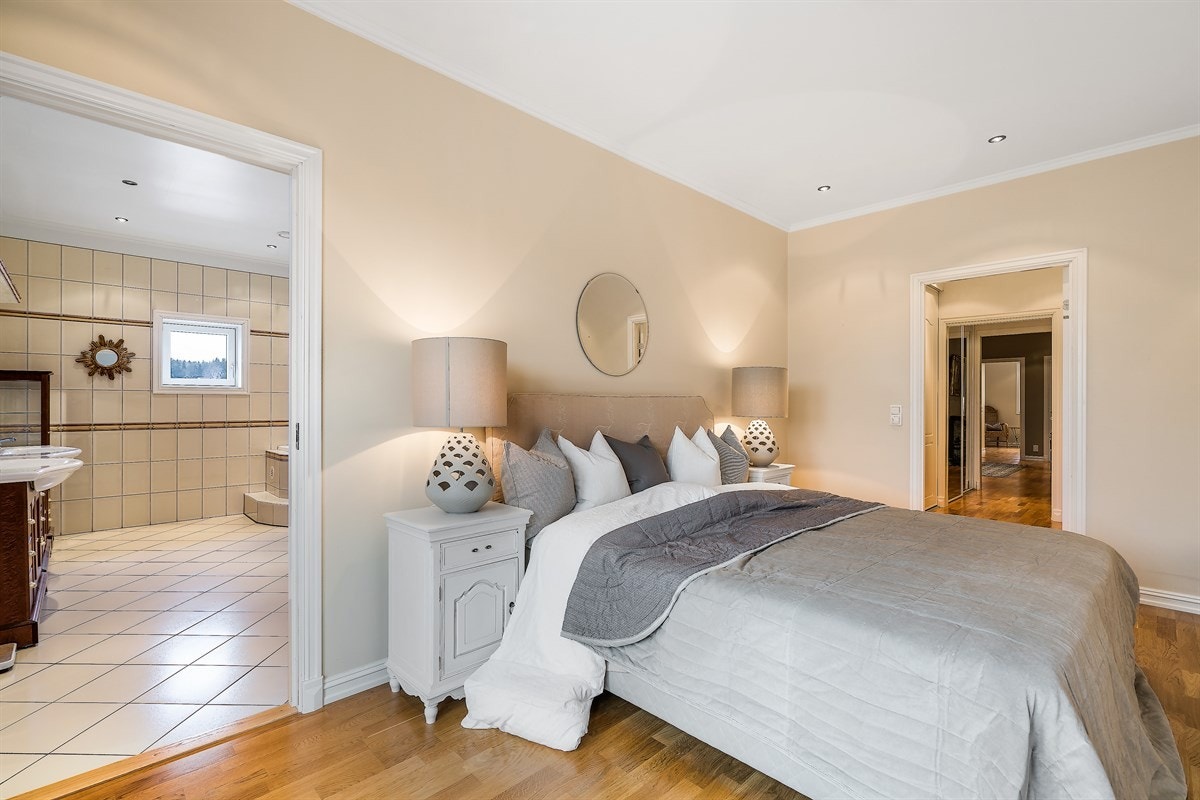 Hovedsoverommet har også eget bad, samt store garderobeskap. Galleribilde