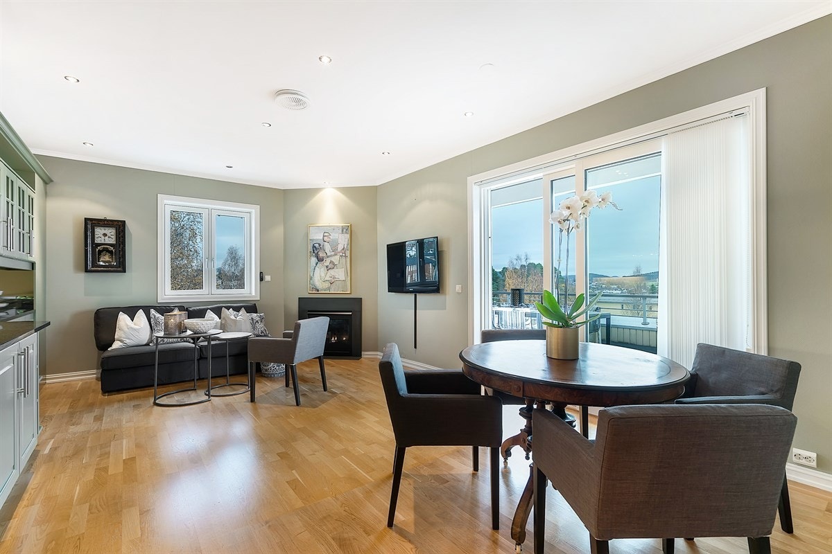 Kjøkken med spiseplass. Galleribilde