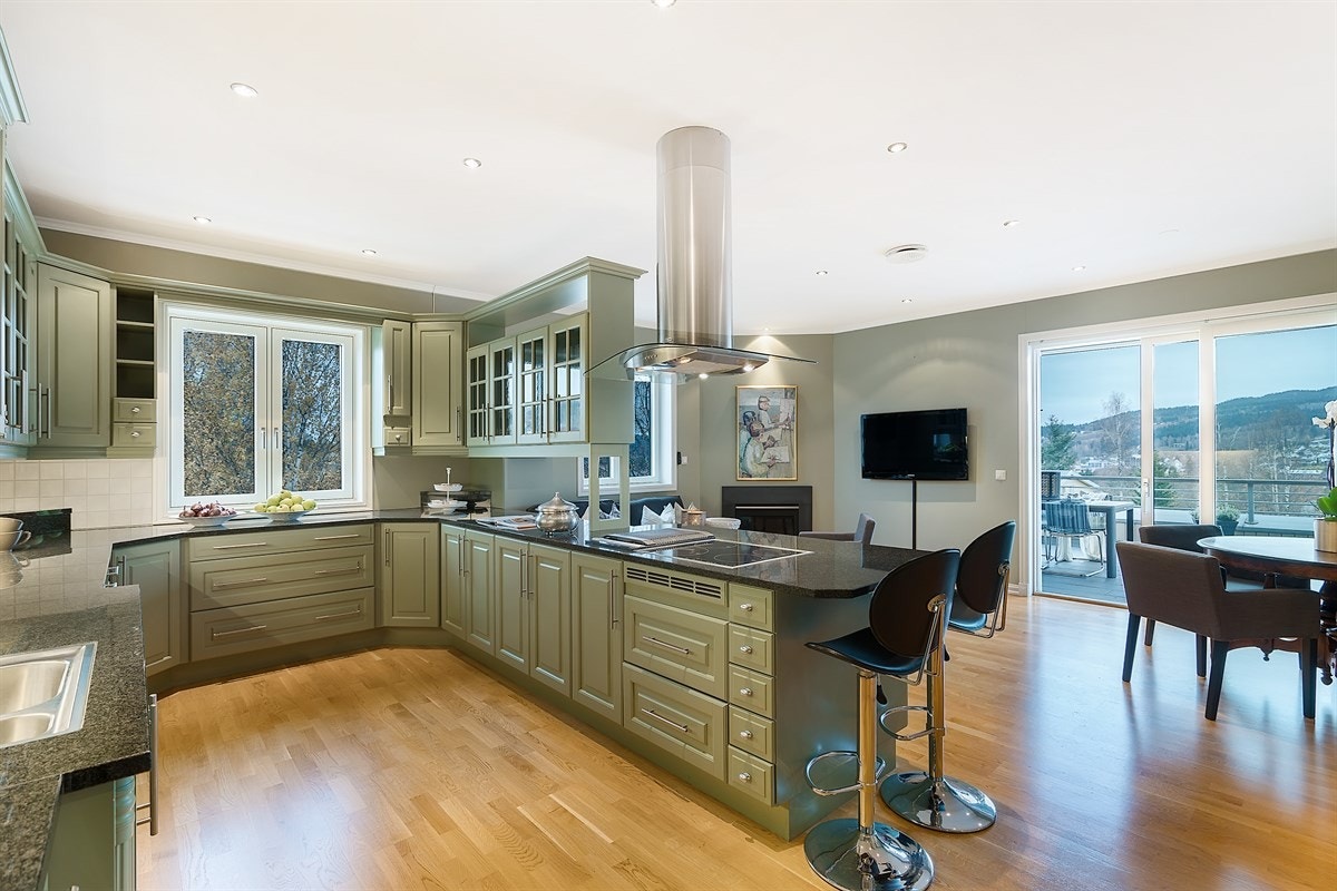 Integrerte hvitevarer på kjøkken, samt gasskomfyr, kaffemaskin og isbitmaskin. Galleribilde