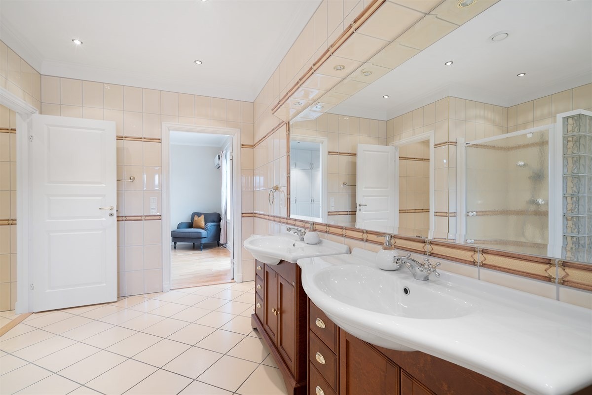 Bad tilhørende hovedsoverom. Galleribilde