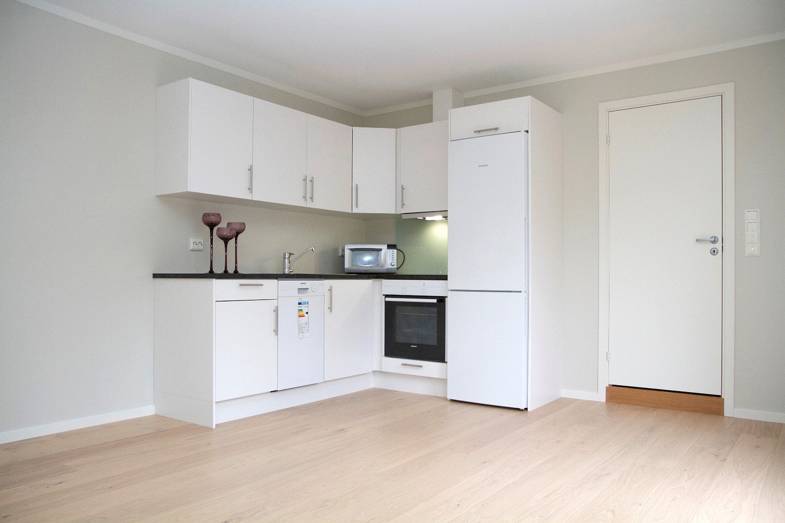 Nytt kjøkken fra Strømstad kjøkken, utstyrt med nye hvitevarer fra Siemens Galleribilde