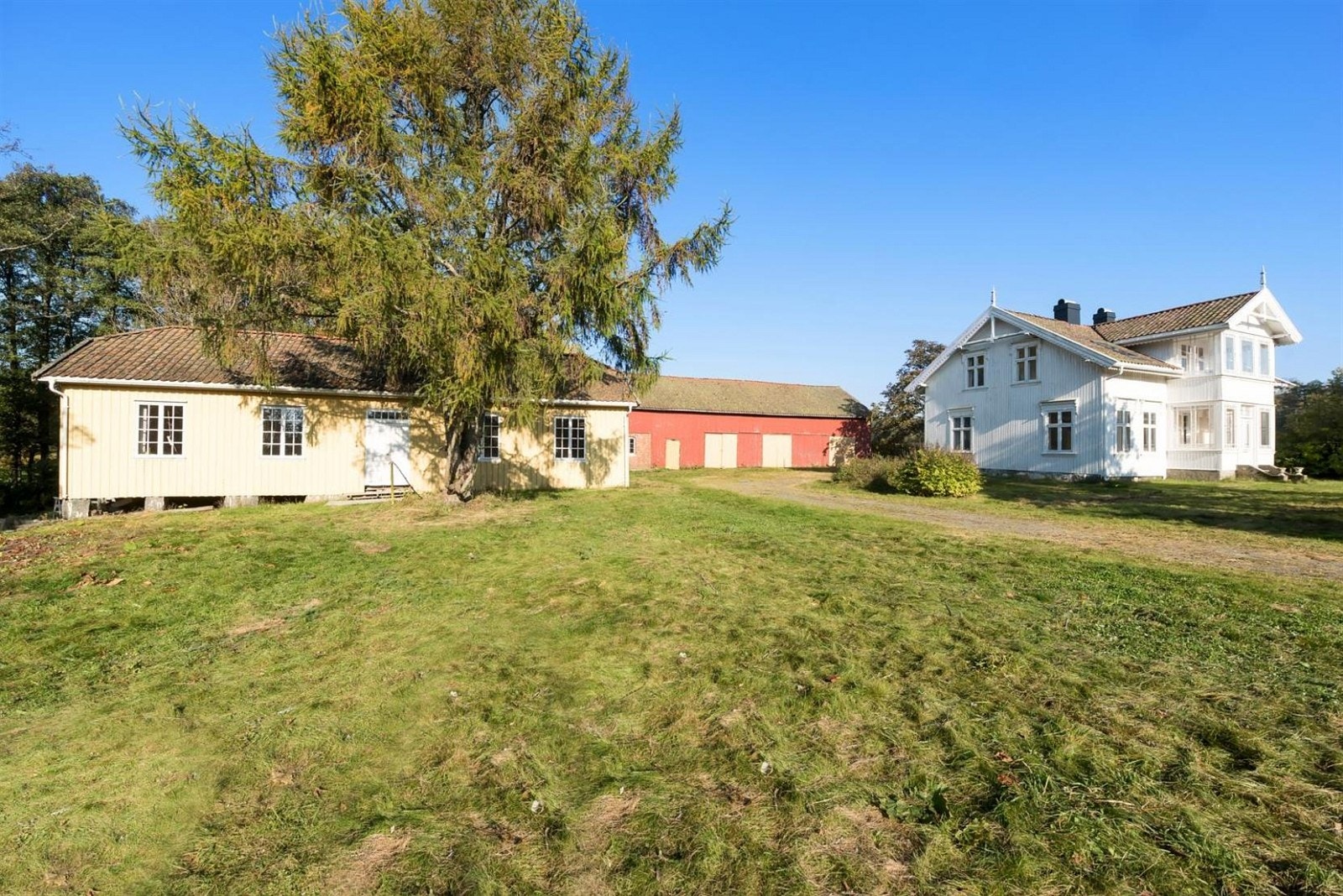 Pent gårdstun. Galleribilde