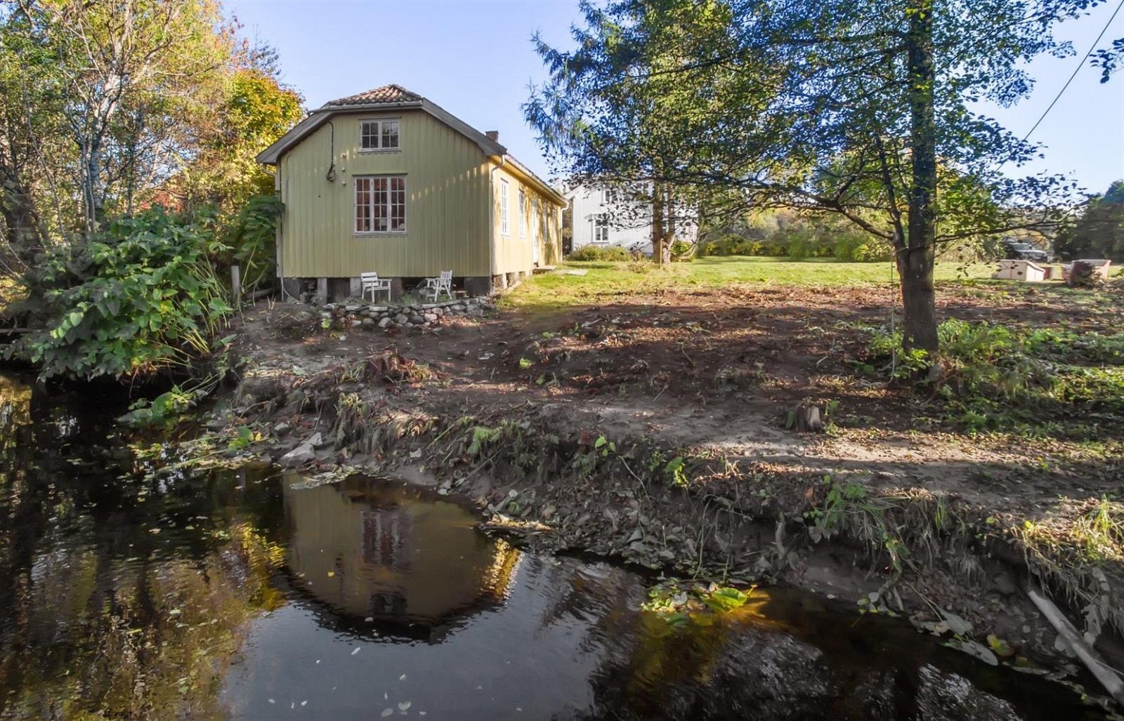 Eiendommen ligger idyllisk til mot Halleelven som munner ut i fjorden. Galleribilde