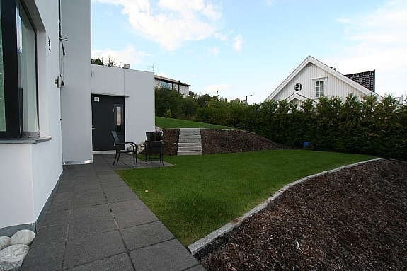 Egen uteplass og plen. Boddør til venstre i bilde Galleribilde