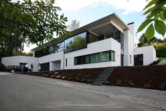 Egen trapp og inngangsdør, til høyre i bildet Galleribilde