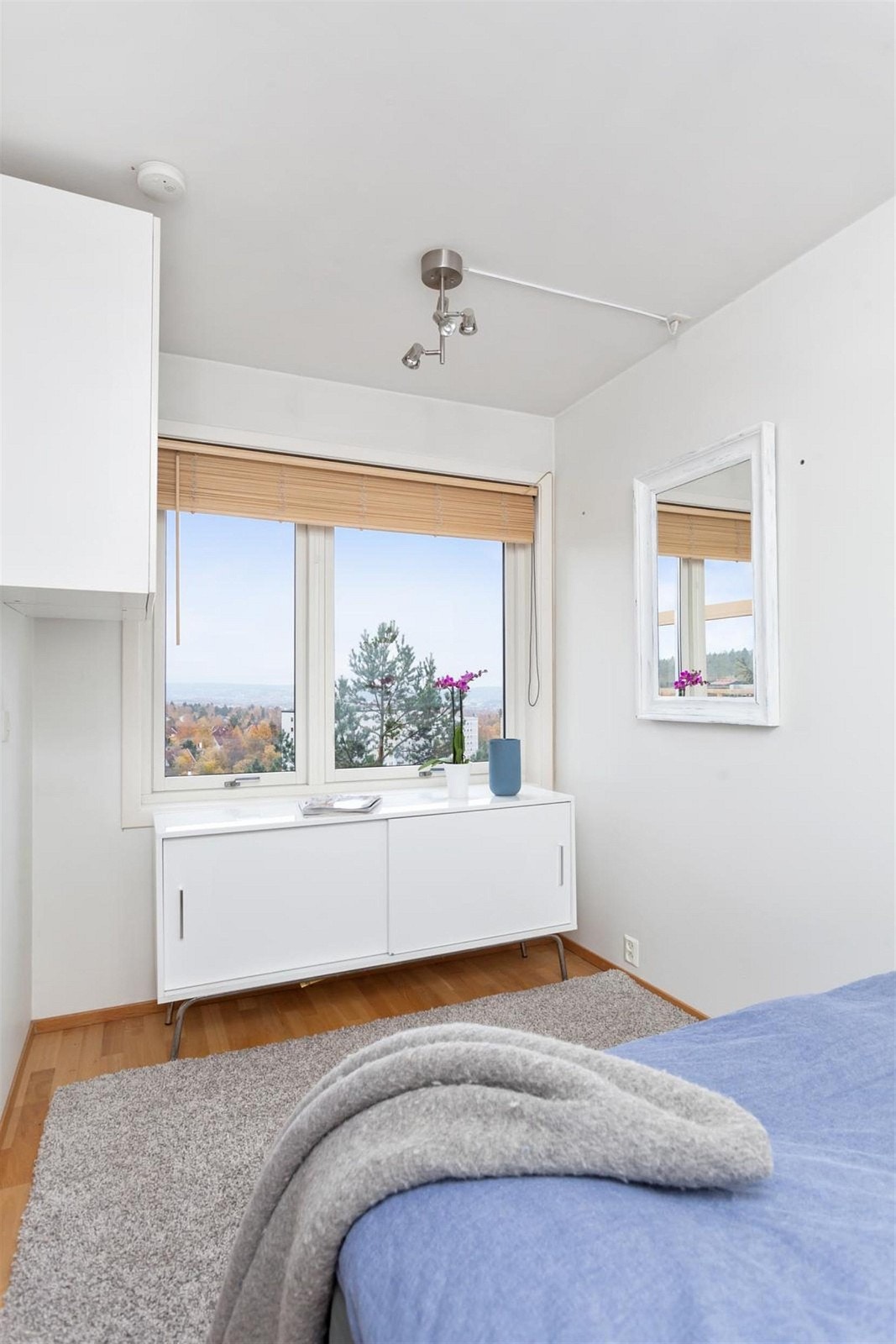 Soverom med vindu mot øst. Galleribilde