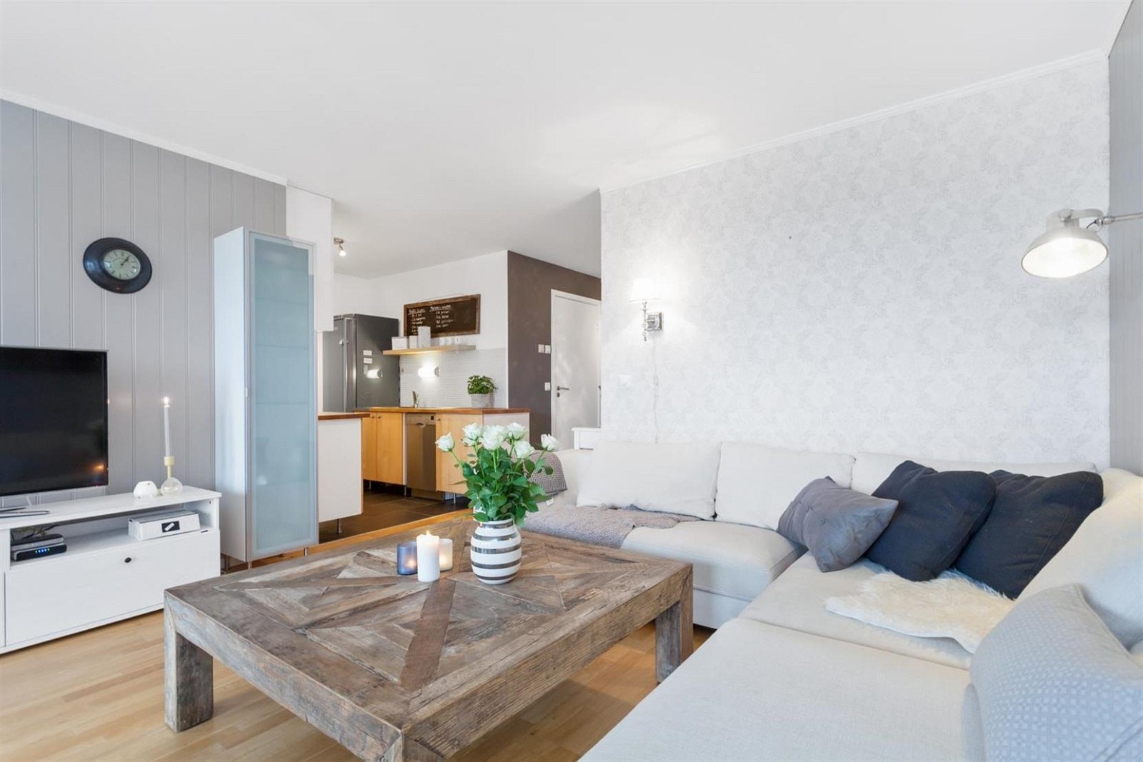 Flott stue med god plass, duse fargevalg på veggene gir en lun stemning. Galleribilde