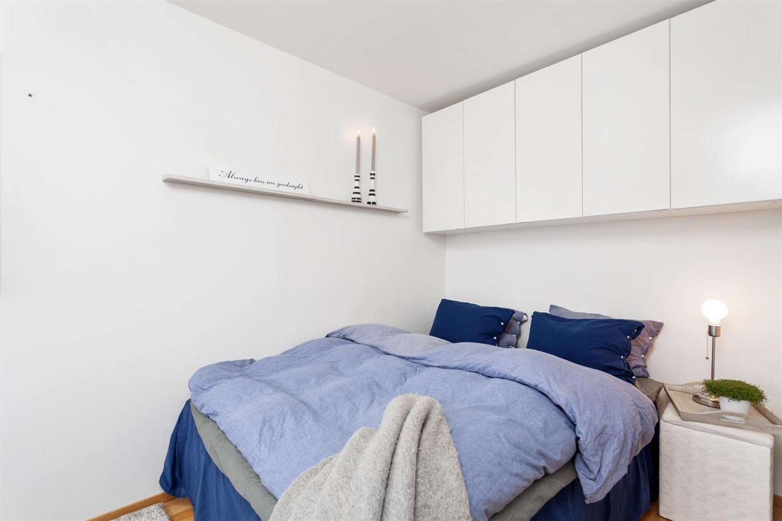 God plass til dobbeltseng på soverommet. Oppbevaring i skap på vegg. Galleribilde