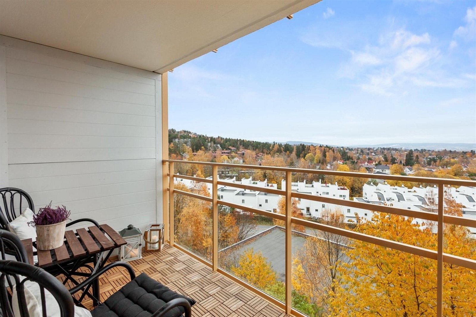 Romslig balkong med god plass til utemøbler. Galleribilde