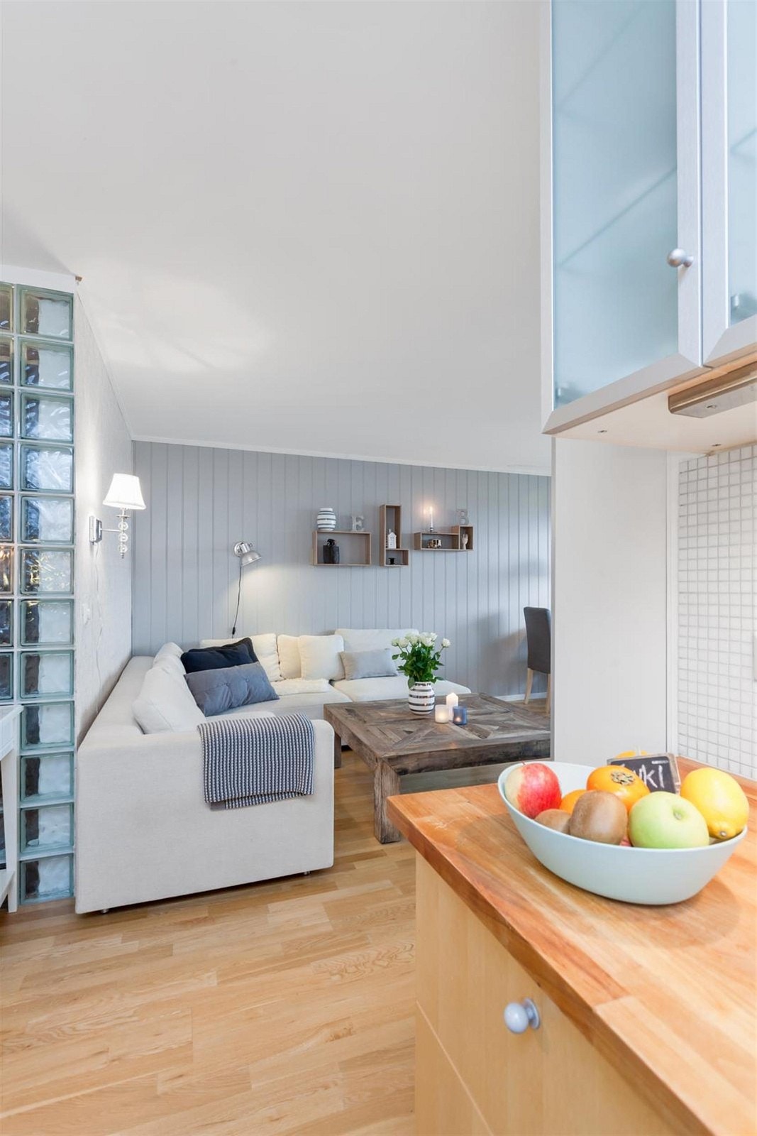 Praktisk tilknytning til stuen fra kjøkkenet. Galleribilde