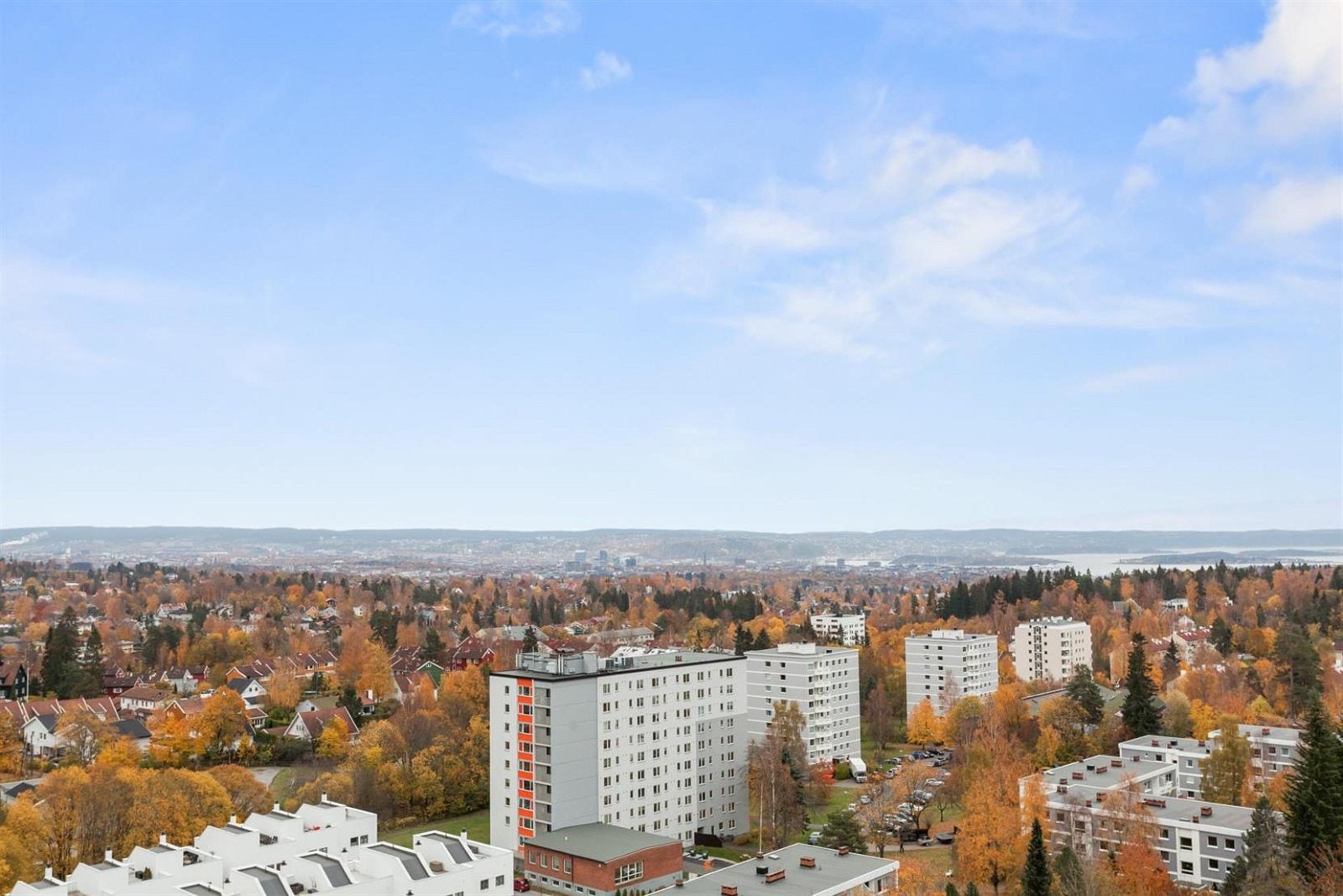 Dagens utsikt fra balkongen til leiligheten. Galleribilde