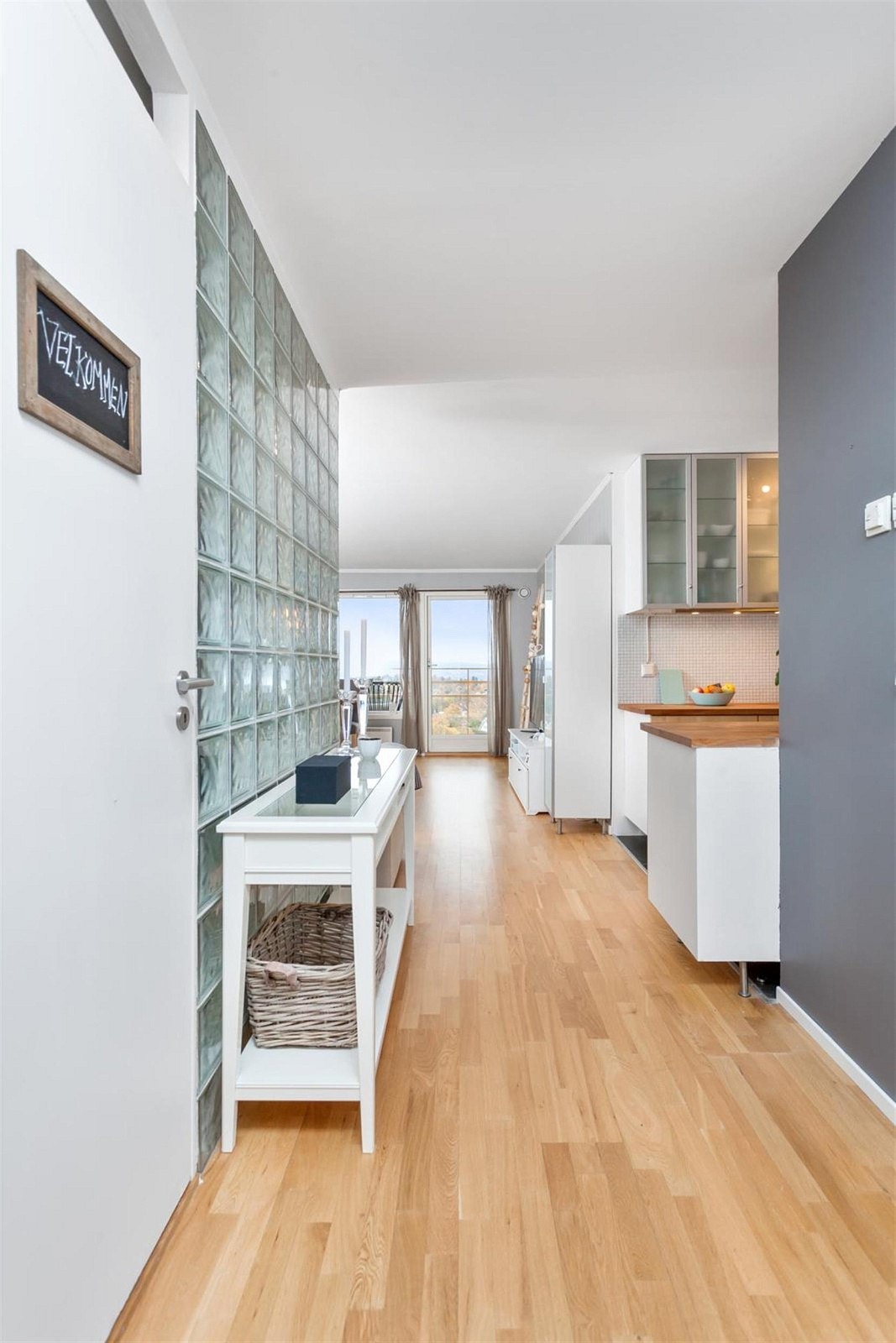 Entrè med inngang til Walk In Closet. Galleribilde