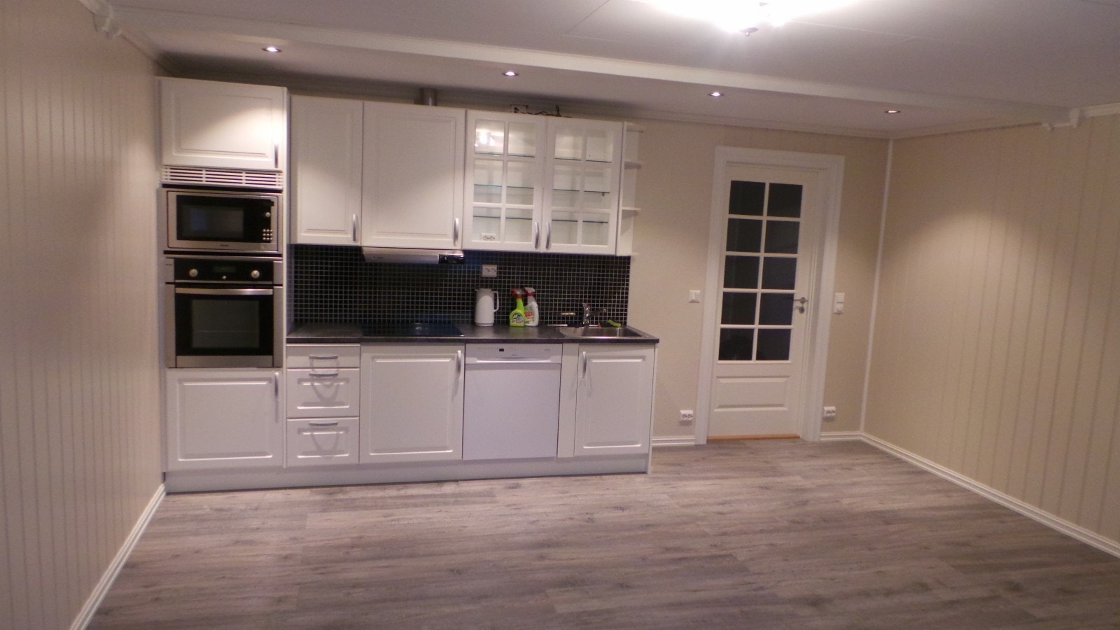 Kjøkken og dør til inngangsparti
LED-spotlights installert kjøkkendel Galleribilde