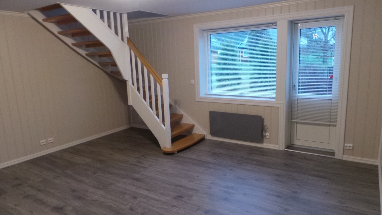 Stue og trapp til 2 etasje. Veldig fin panelovn i herdet glass. Fikk dessverre ikke med hele på bildet Galleribilde