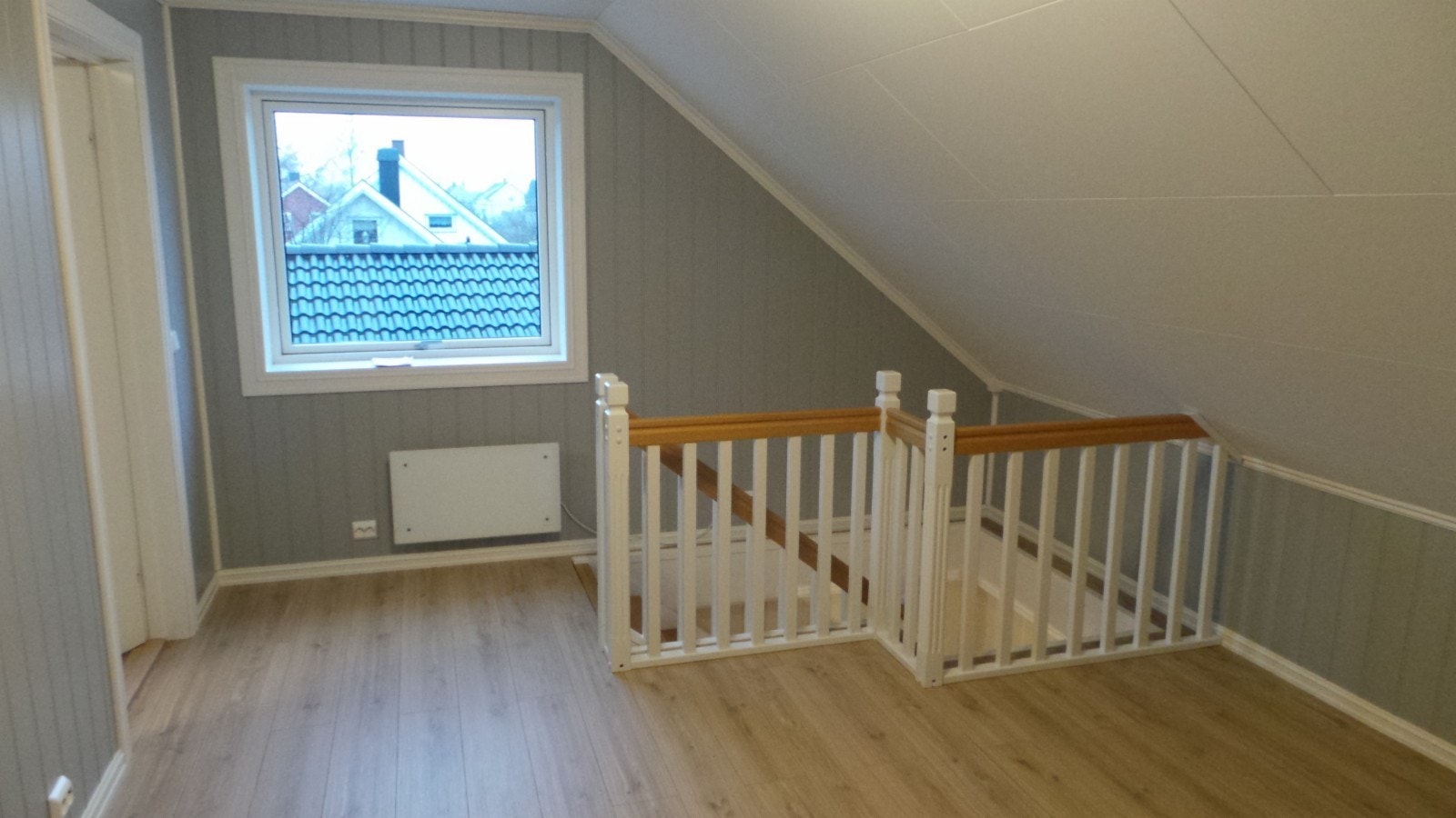 2 etasje, rommet kan fint brukes til soverom nr.2
Døren til venstre fører til soverom 1
Panelovner i herdet glass i alle rom Galleribilde