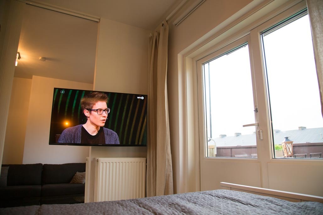 Soverom med tv-arm fra stuen. Galleribilde