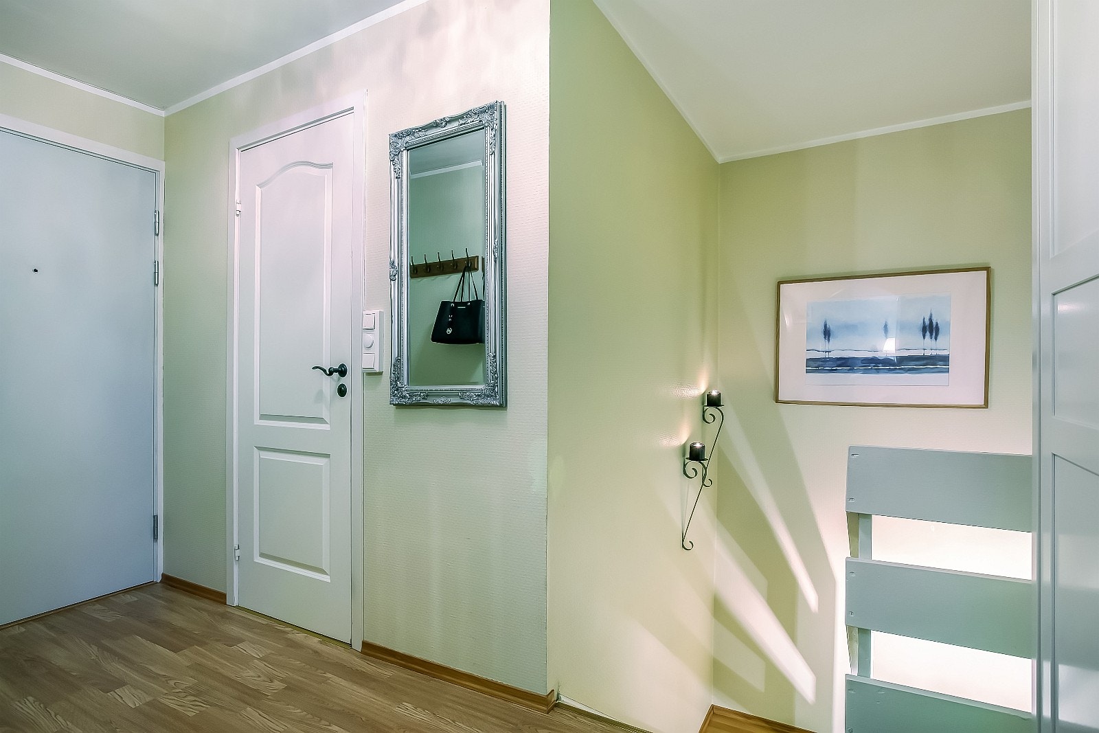 Entre i hovedetasje - inngang til kjøkken, stue og bad - trapp til underetasje med soverom Galleribilde