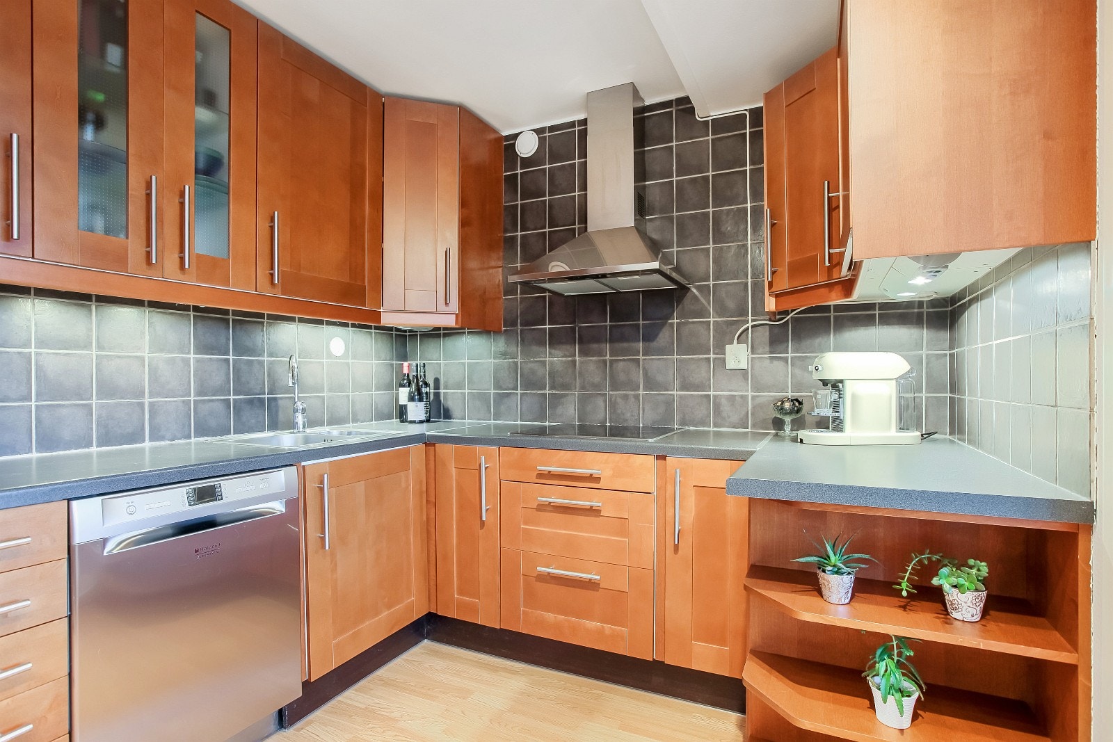 Pent kjøkken med fliser over benk - godt med skap- og benkeplass Galleribilde