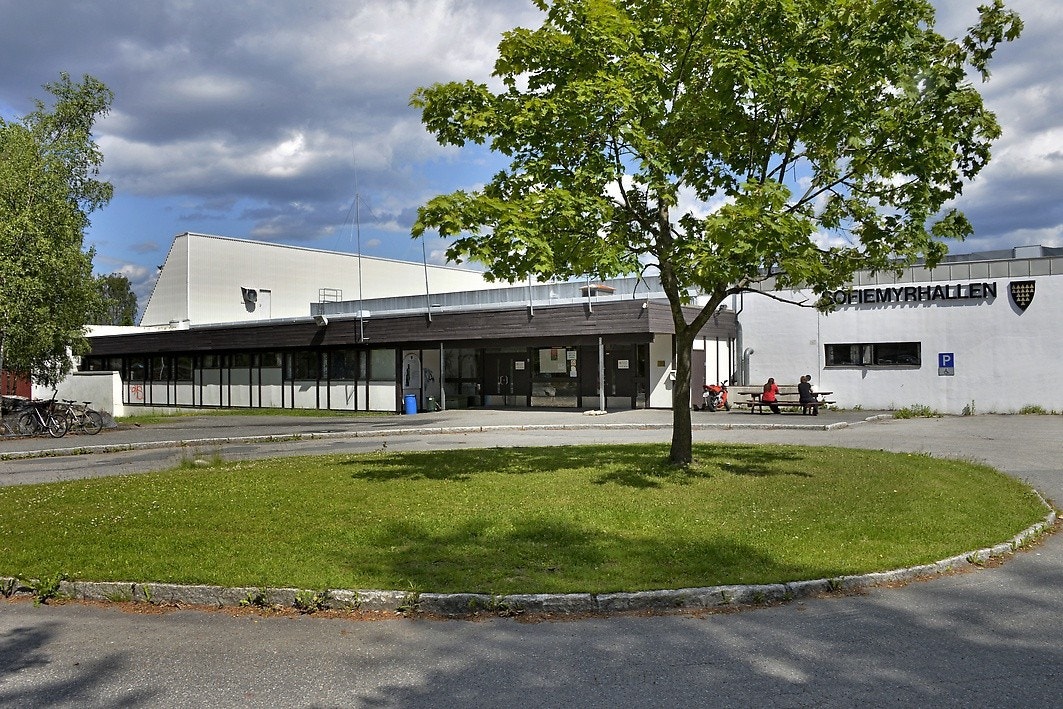 Sofiemyr svømme- og idrettshall ligger sentralt plasert mellom Sofiemyr barneskole og Fløysbonn ungdomsskole Galleribilde
