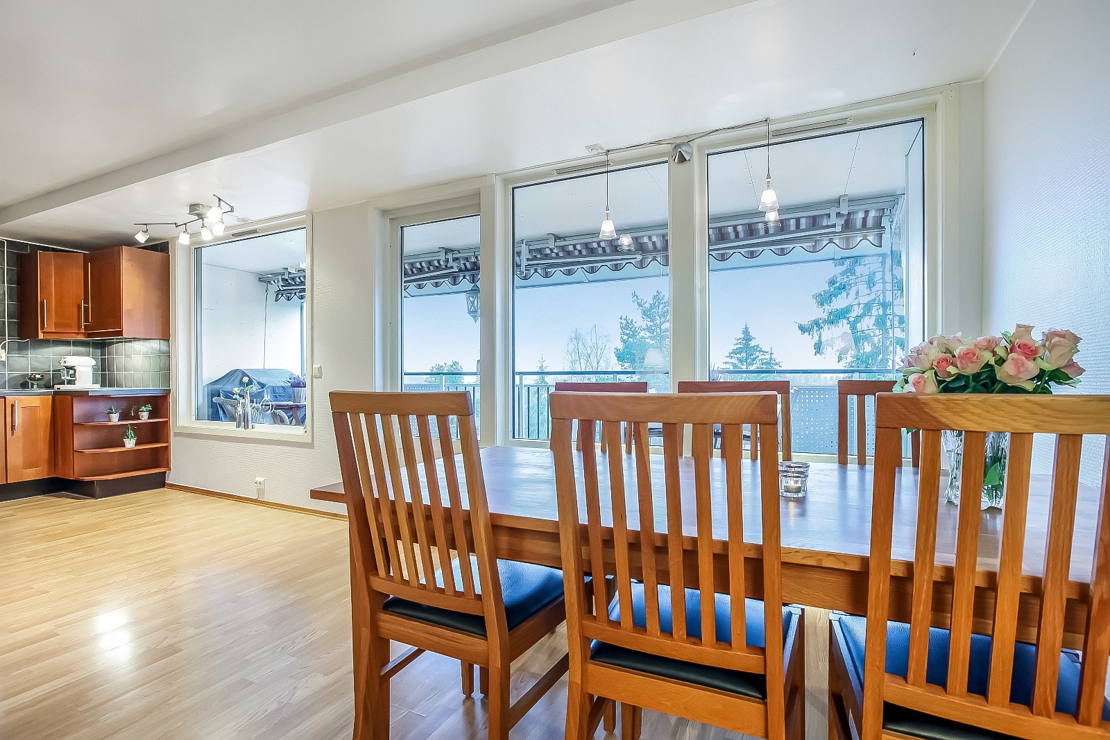 God spiseplass - nyere store vinduer - godt med naturlig lys Galleribilde