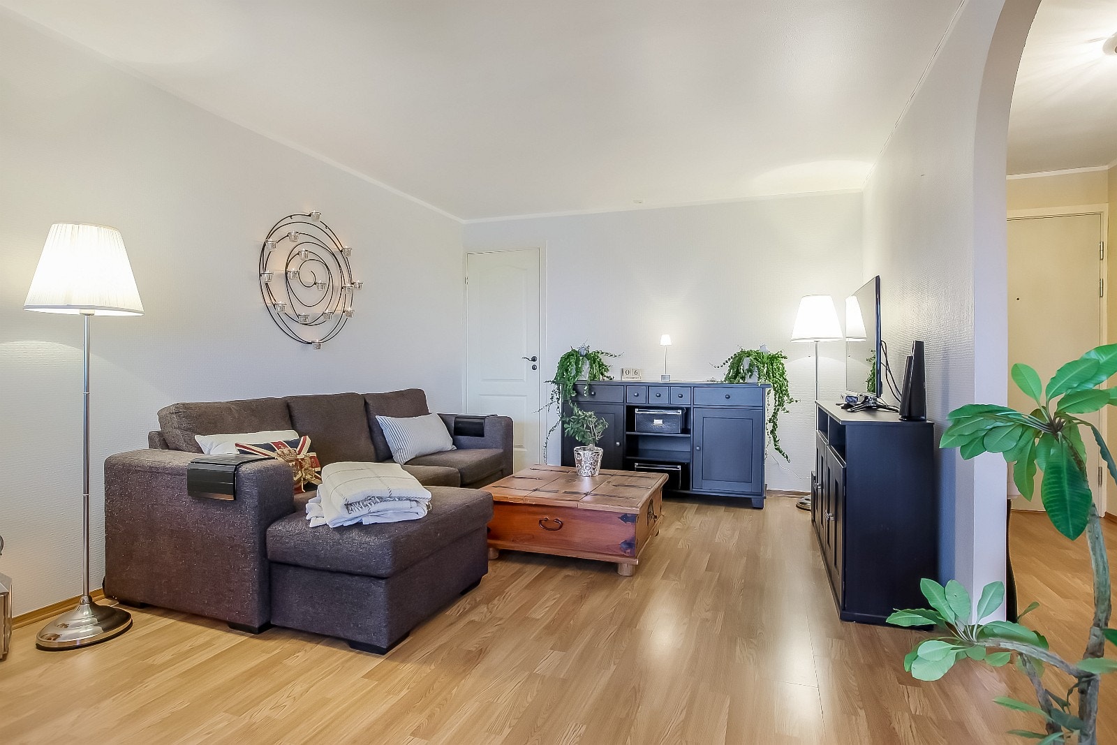 God plass til sofaløsning - inngang til kontor/bod til venstre i bilde Galleribilde