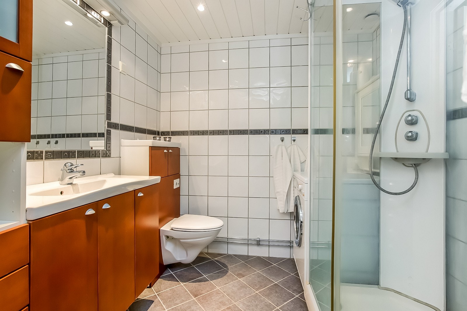 Bad med baderomsinnredning - veggmontert toalett - dusj-kabinett - opplegg til vaskemaskin Galleribilde