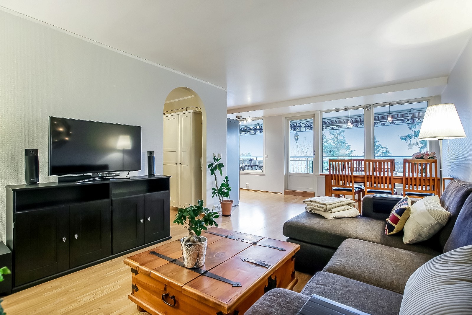 Stue mot spiseplass og kjøkken Galleribilde