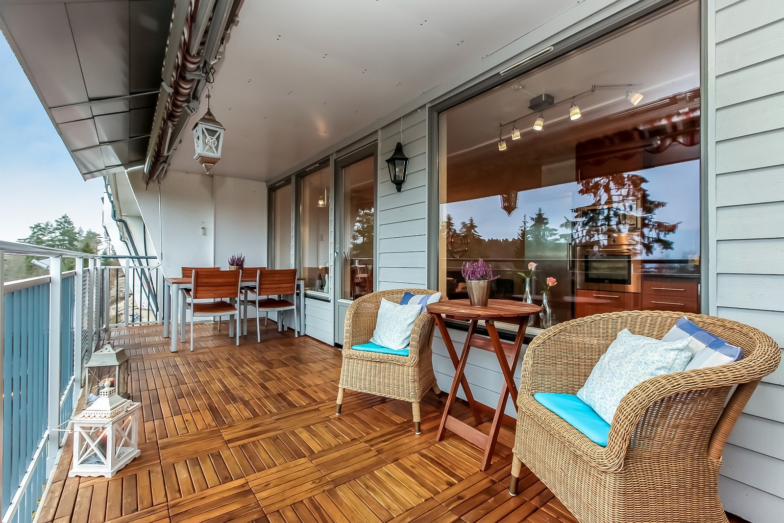 Stor solrik og usjenert balkong - tregulv og markise - god plass til spisebord og sofaløsning Galleribilde