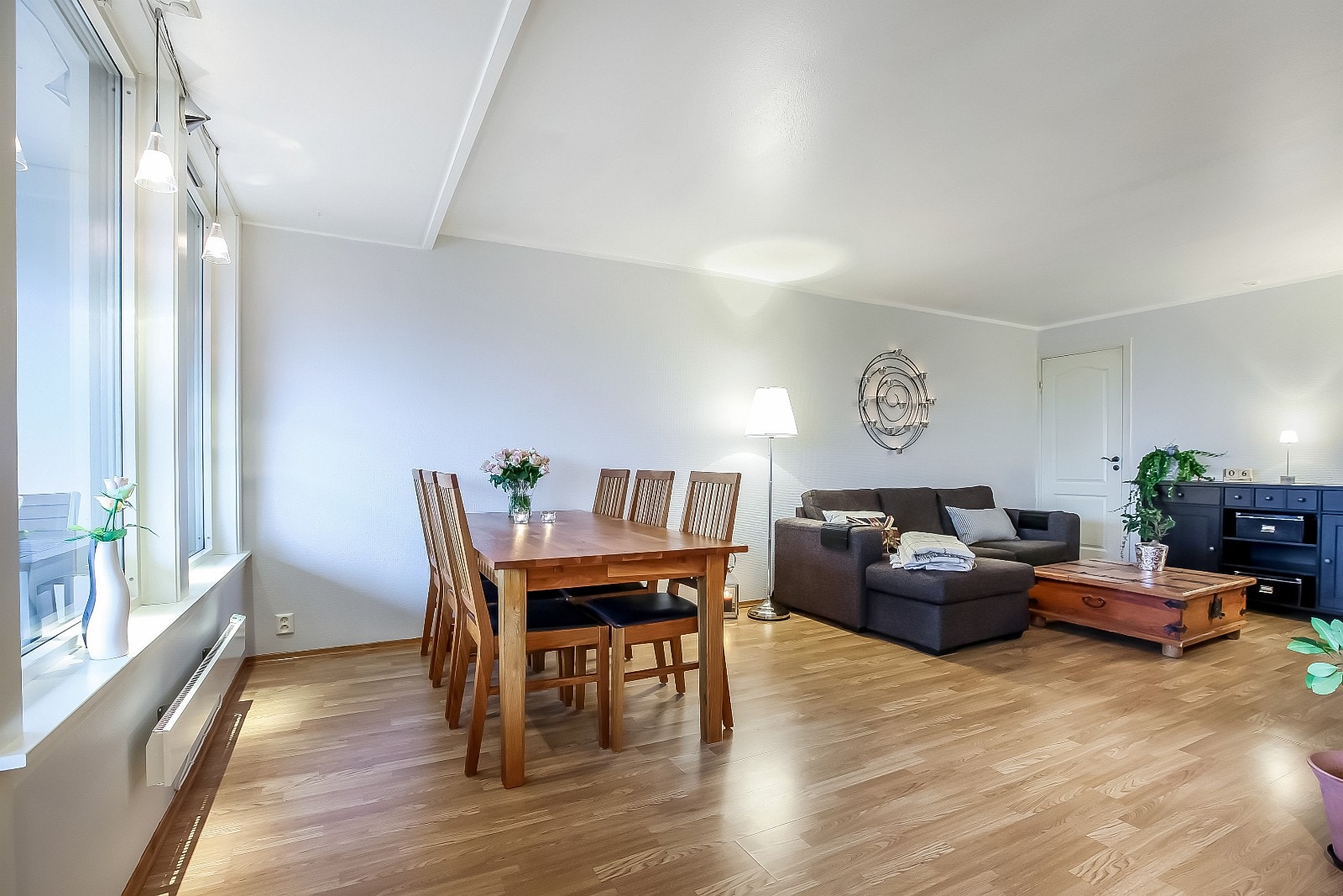 Lys stue med god plass til spisebod og sfaløsning - inngang til kontor/bod til høyre i bilde Galleribilde