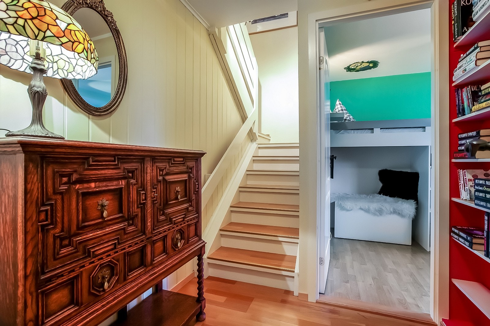 Soveromsgang med trapp til hovedplan - plassbygget hylle til høyre i bilde - her er det mulig å fradele til ekstra rom om ønskelig Galleribilde