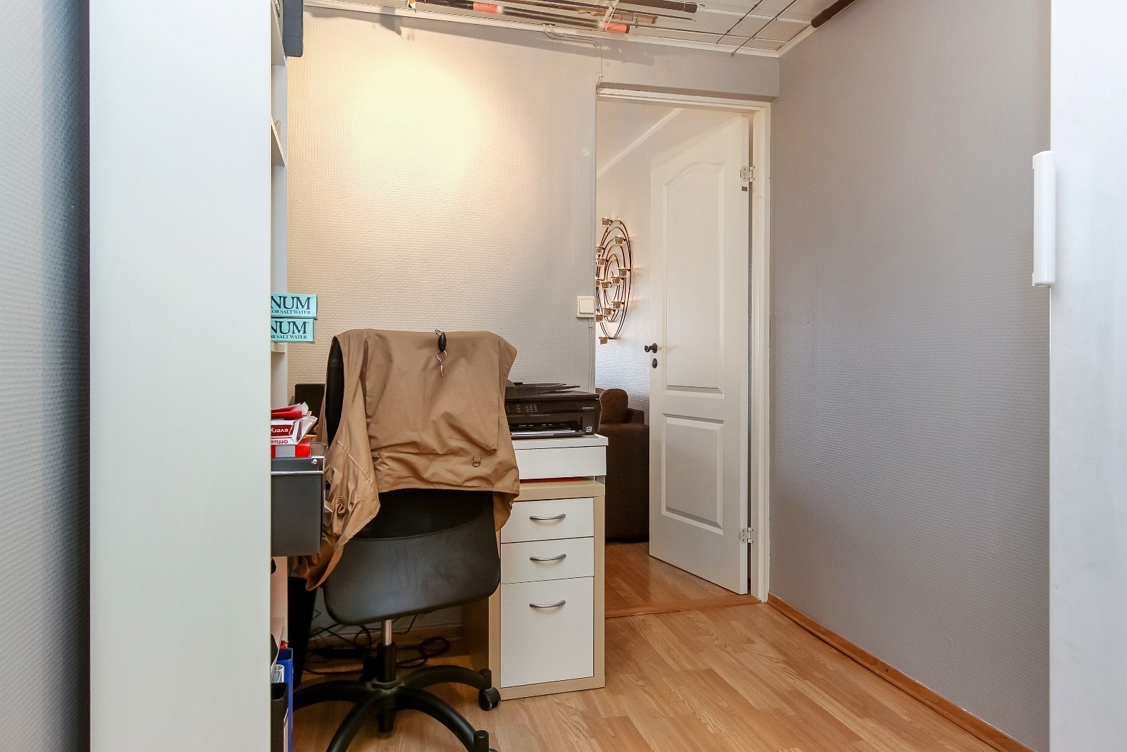 Praktisk kontor med inngang fra stue Galleribilde