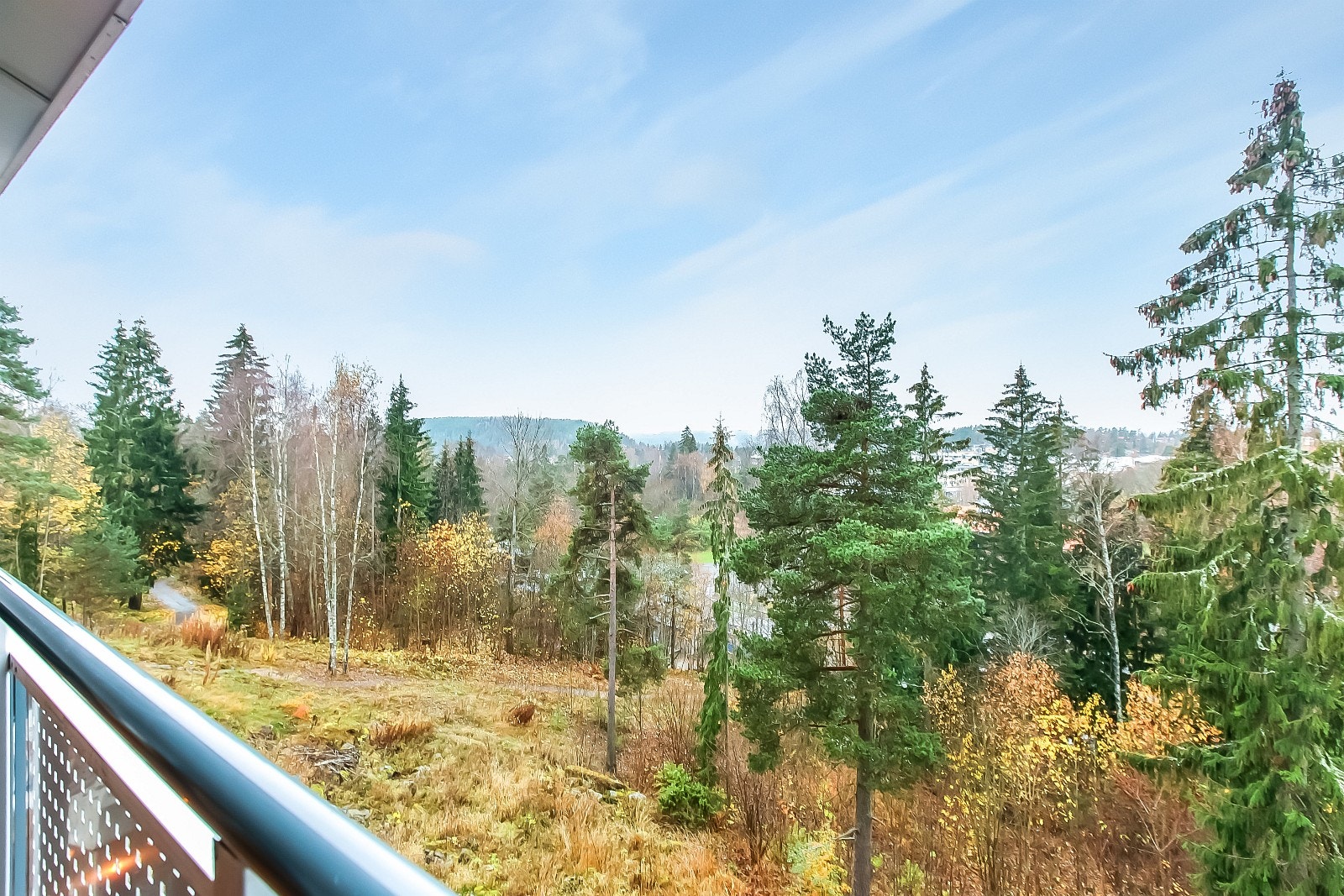 Leiligheten ligger usjenert uten gjennboere - solrik og vestvendt - få minutter gangavstand til sentrum med tog og av av butikker og servicetilbud Galleribilde