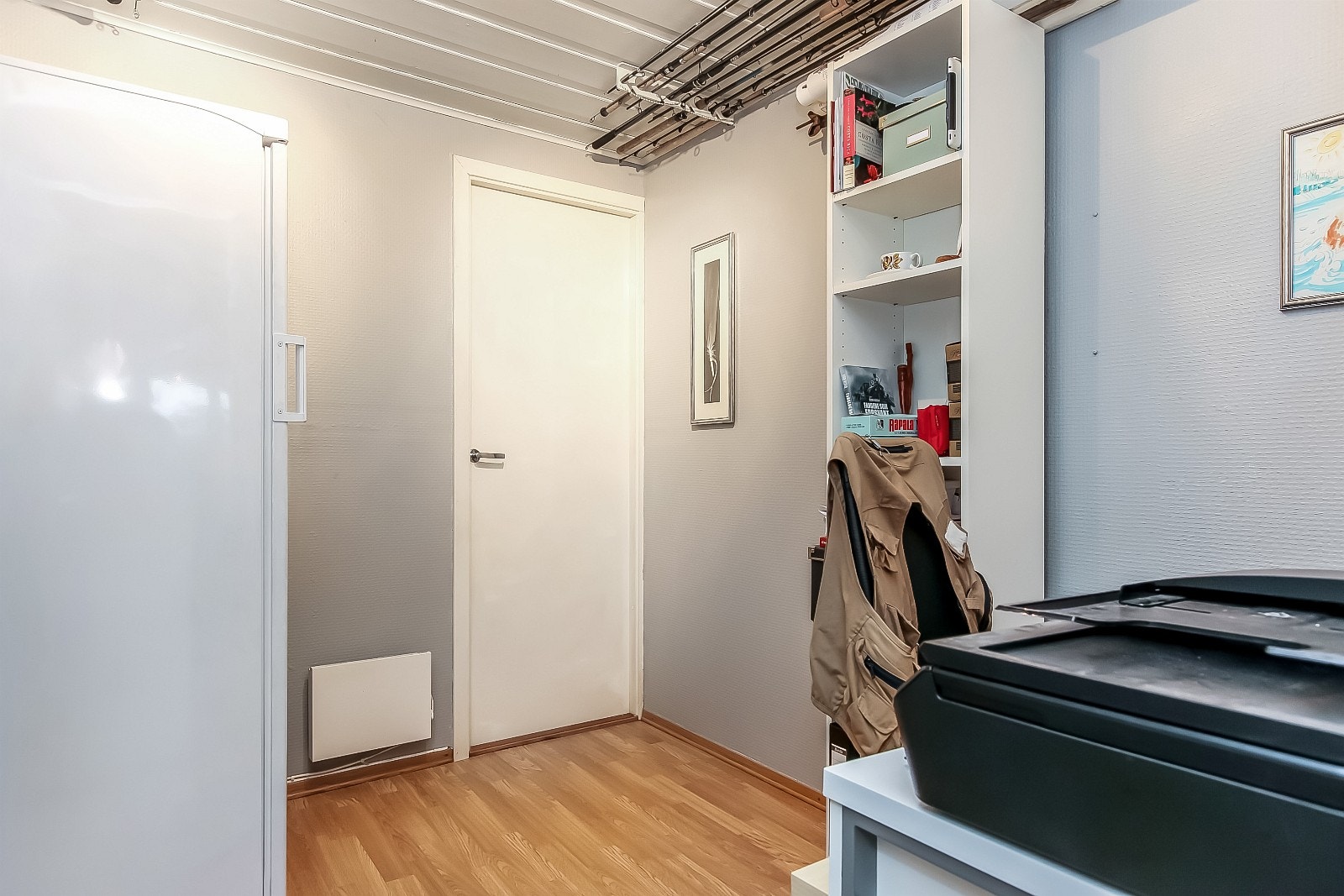 Inngang til praktisk kontor fra stue - innenfor kontoret et det bod med lagringsplass Galleribilde