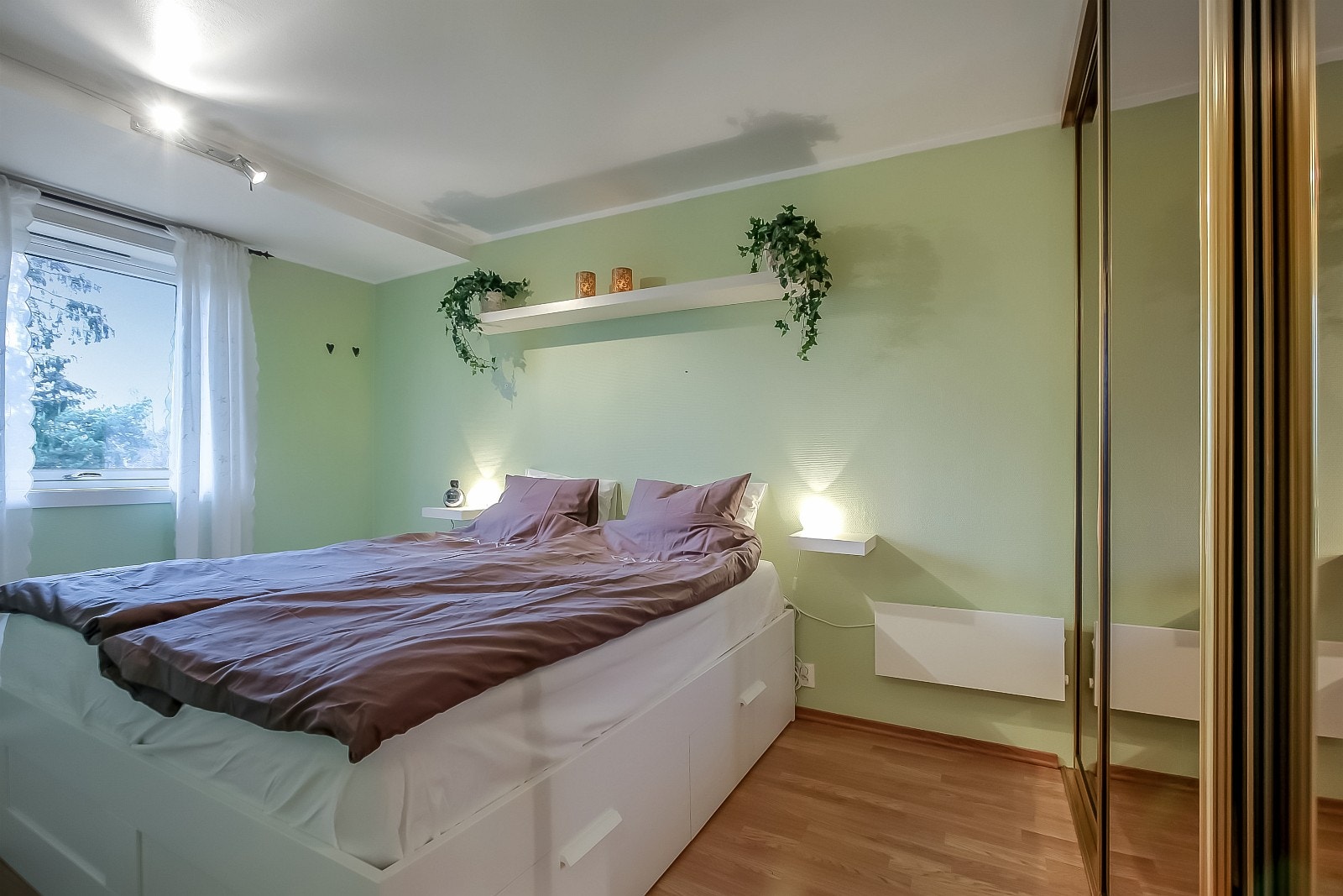 Romslig hovedsoverom med skyvedørsgarderobe Galleribilde