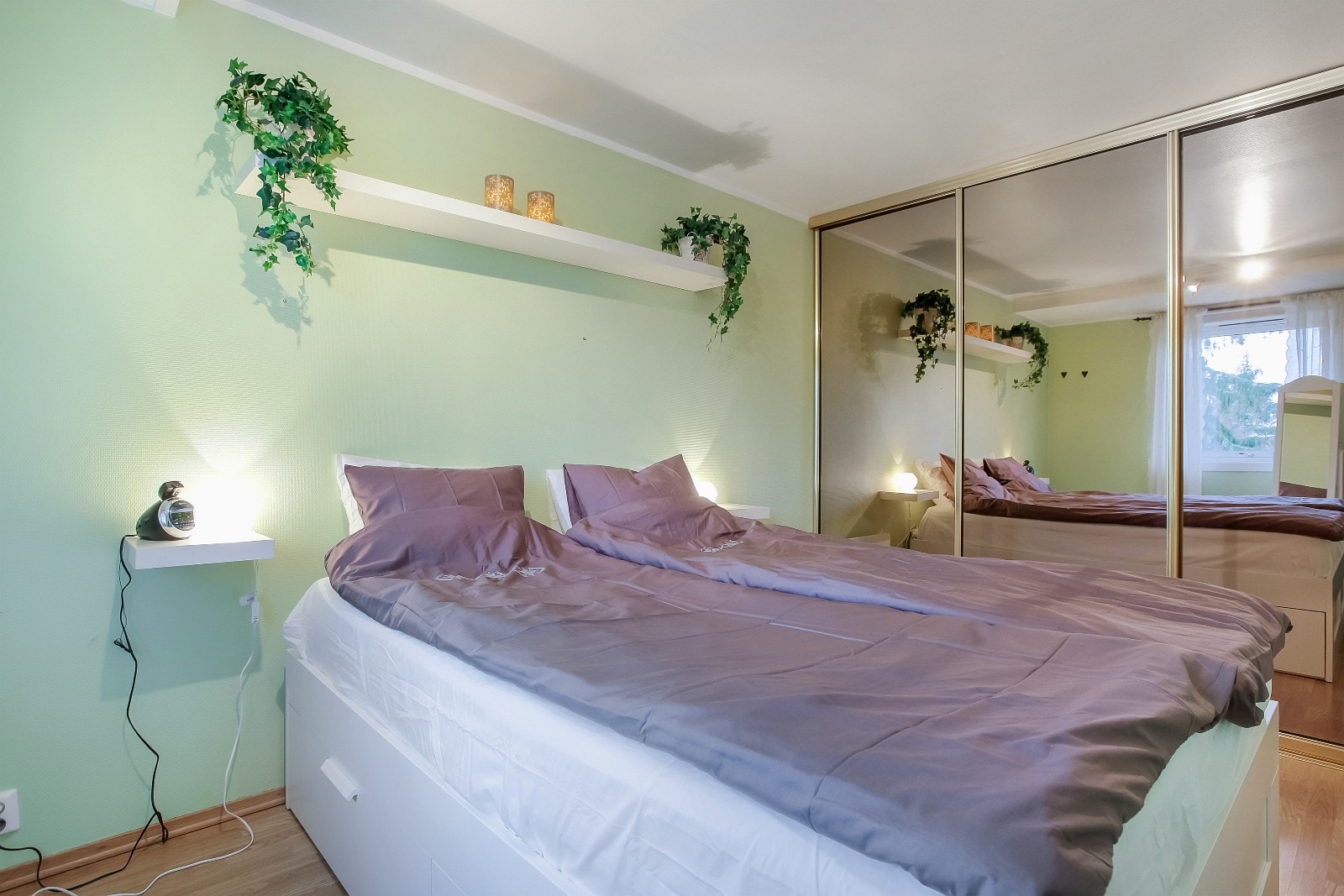 Hovedsoverom - skyvedørsgarderobe med hylleinnredning Galleribilde