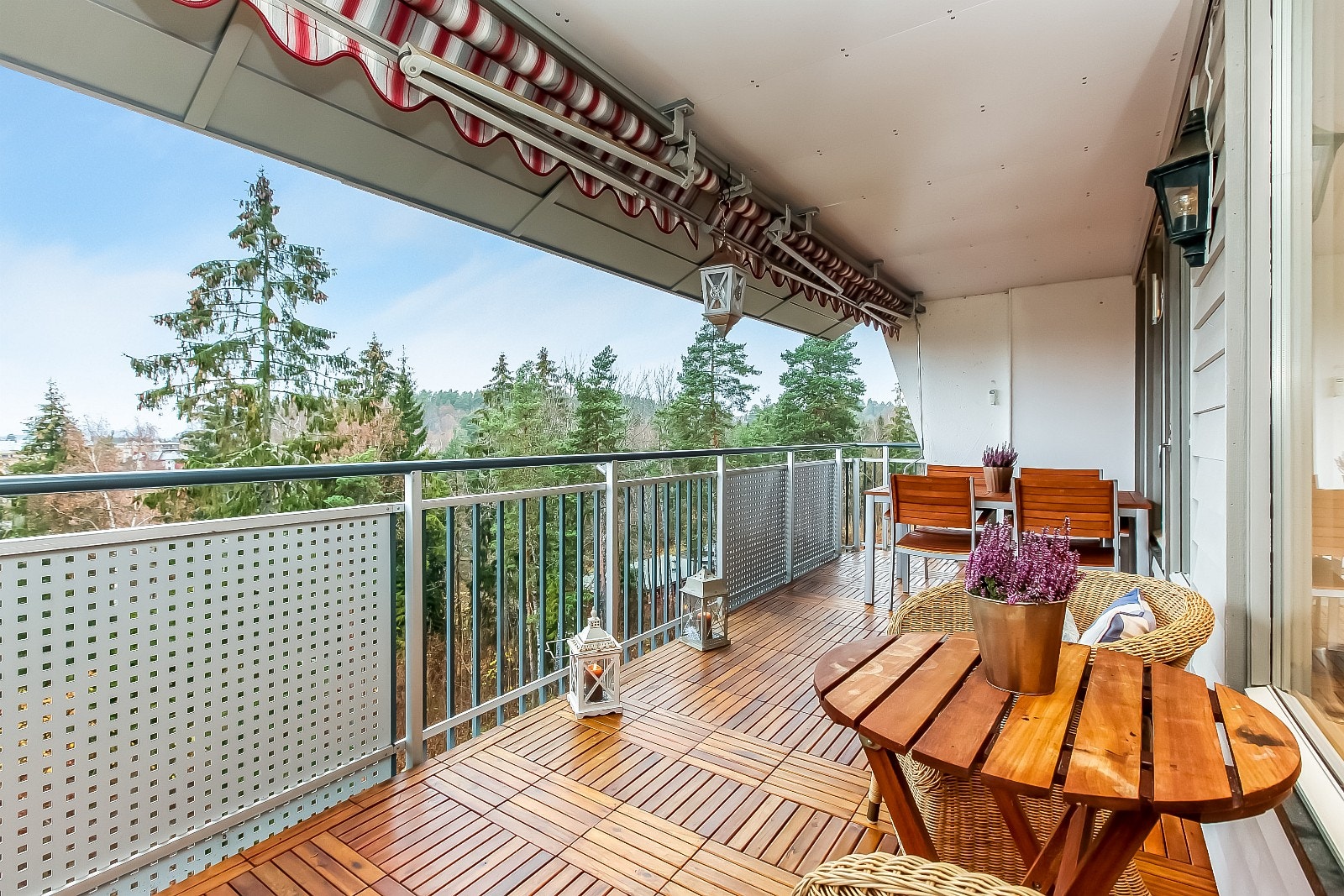 Leiligheten ligger mot vest - utsikt mot Kolbotnvannet, Kolbotn sentrum og Rikeåsen Galleribilde