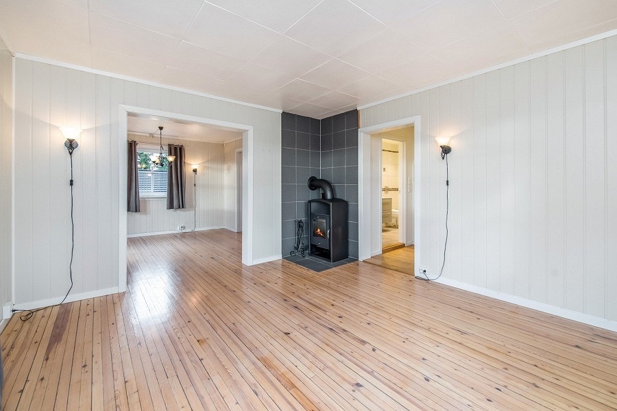 Hyggelig stue med parkett og vedovn som gir god varme Galleribilde