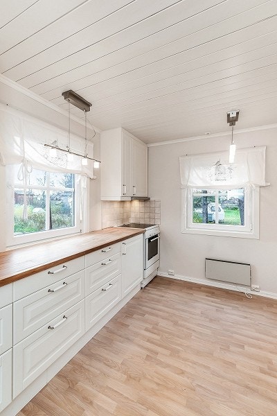 Romslig kjøkken med medfølgende hvitevarer Galleribilde