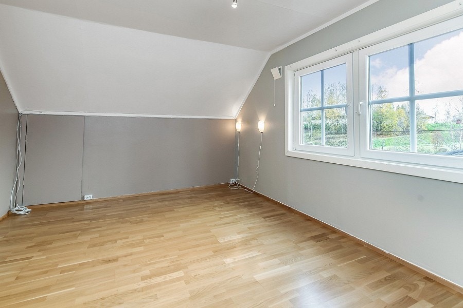 Stort hovedsoverom med to vinduer. Galleribilde